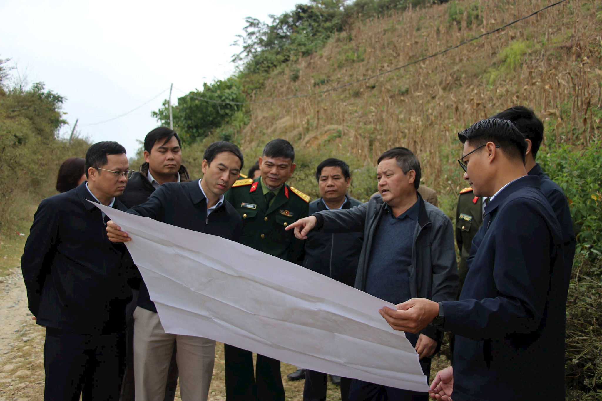 cac-can-bo-lam-viec-tai-thuc-dia.jpg