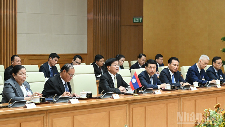 Tổng Bí thư, Chủ tịch nước Thongloun Sisoulith và Đoàn đại biểu cấp cao Lào tham dự cuộc hội kiến. (Ảnh: TRẦN HẢI) Tổng Bí thư, Chủ tịch nước Thongloun Sisoulith và Đoàn đại biểu cấp cao Lào tham dự cuộc hội kiến. (Ảnh: TRẦN HẢI)