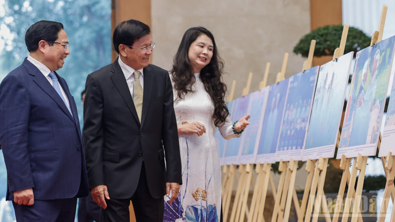 Thủ tướng Chính phủ Phạm Minh Chính giới thiệu với Tổng Bí thư, Chủ tịch nước Lào Thongloun Sisoulith triển lãm ảnh về quan hệ hữu nghị đặc biệt Việt Nam-Lào. (Ảnh: TRẦN HẢI) Thủ tướng Chính phủ Phạm Minh Chính giới thiệu với Tổng Bí thư, Chủ tịch nước Lào Thongloun Sisoulith triển lãm ảnh về quan hệ hữu nghị đặc biệt Việt Nam-Lào. (Ảnh: TRẦN HẢI)