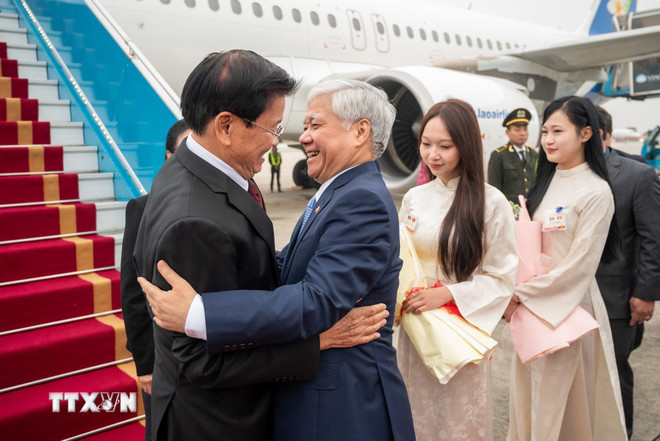 Phó Chủ tịch Thường trực Quốc hội Đỗ Văn Chiến đón Tổng Bí thư Ban Chấp hành Trung ương Đảng Nhân dân cách mạng Lào, Chủ tịch nước Cộng hòa Dân chủ Nhân dân Lào Thongloun Sisoulith tại sân bay Quốc tế Nội Bài. (Ảnh: Minh Đức/TTXVN) ttxvn-2601-tong-bi-thu-lao-tham-viet-nam-2.jpg