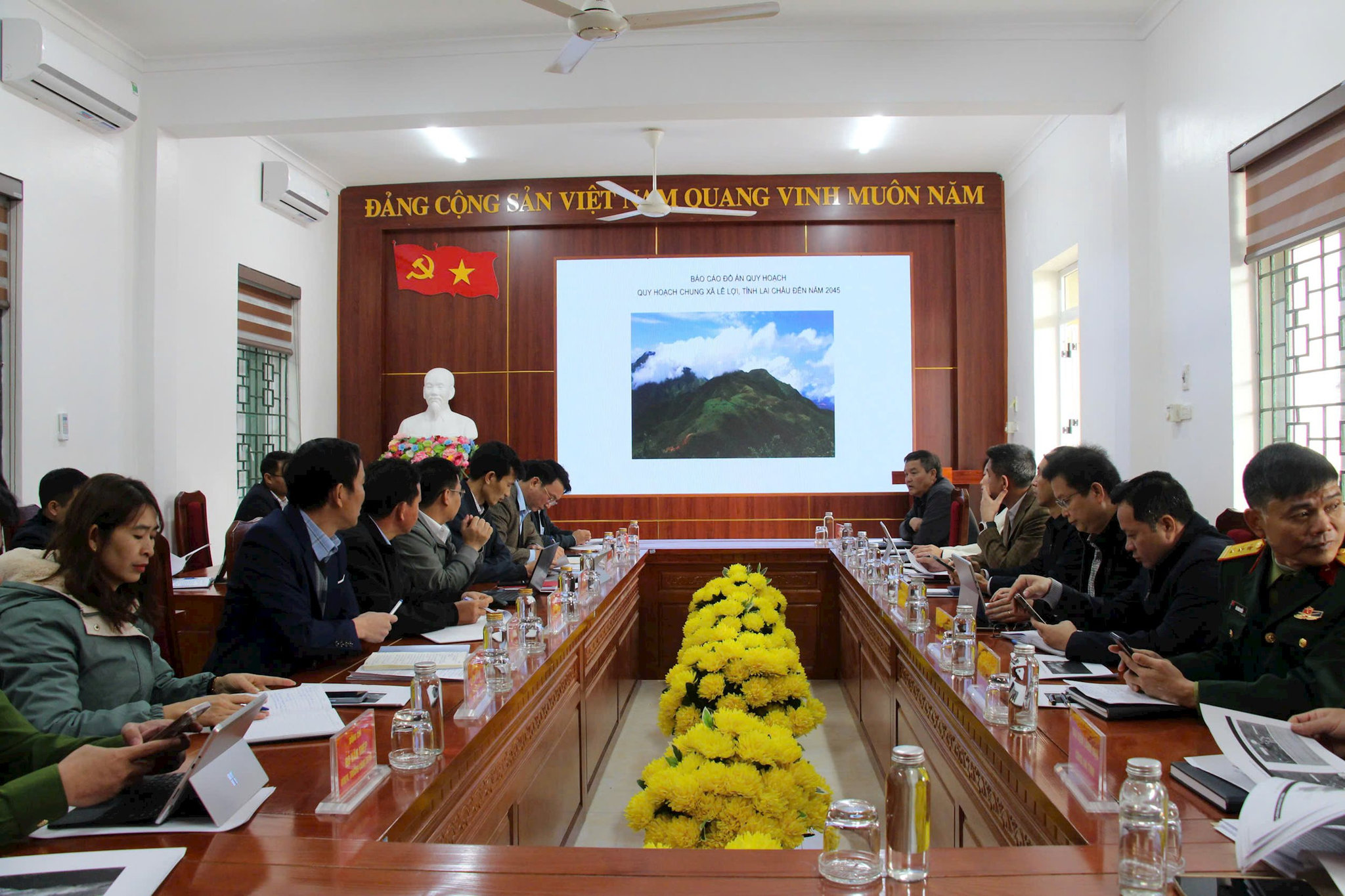 toan-canh-buoi-lam-viec.jpg