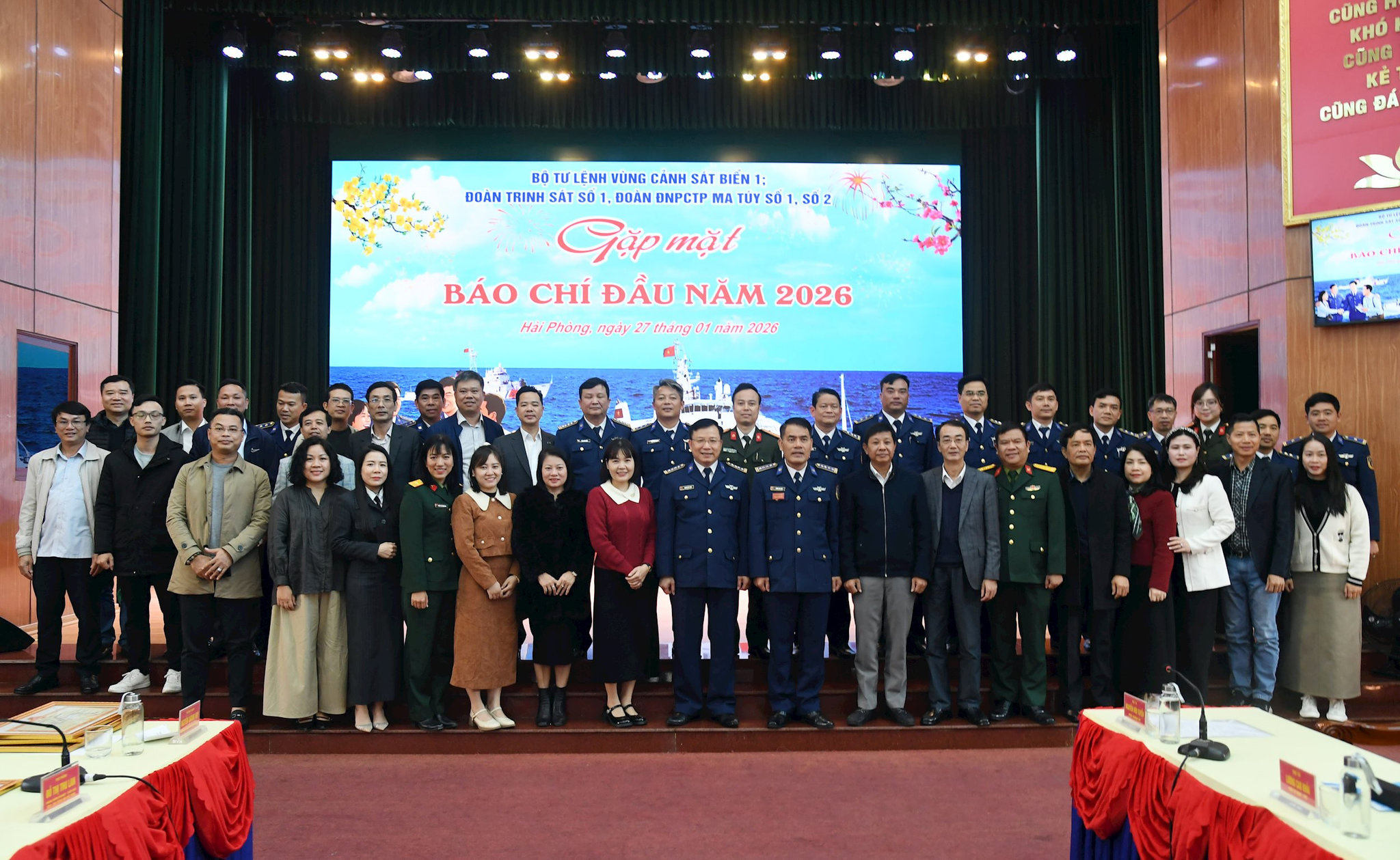 cac-dai-bieu-chup-anh-luu-niem.jpg