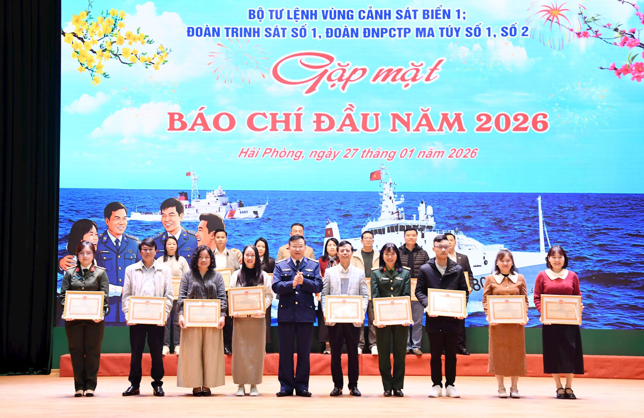 dai-ta-nguyen-huu-tuyen-trao-thuong-cho-ca-nhan-co-thanh-tich-xuat-sac-trong-cong-tac-phoi-hop-tuyen.jpg