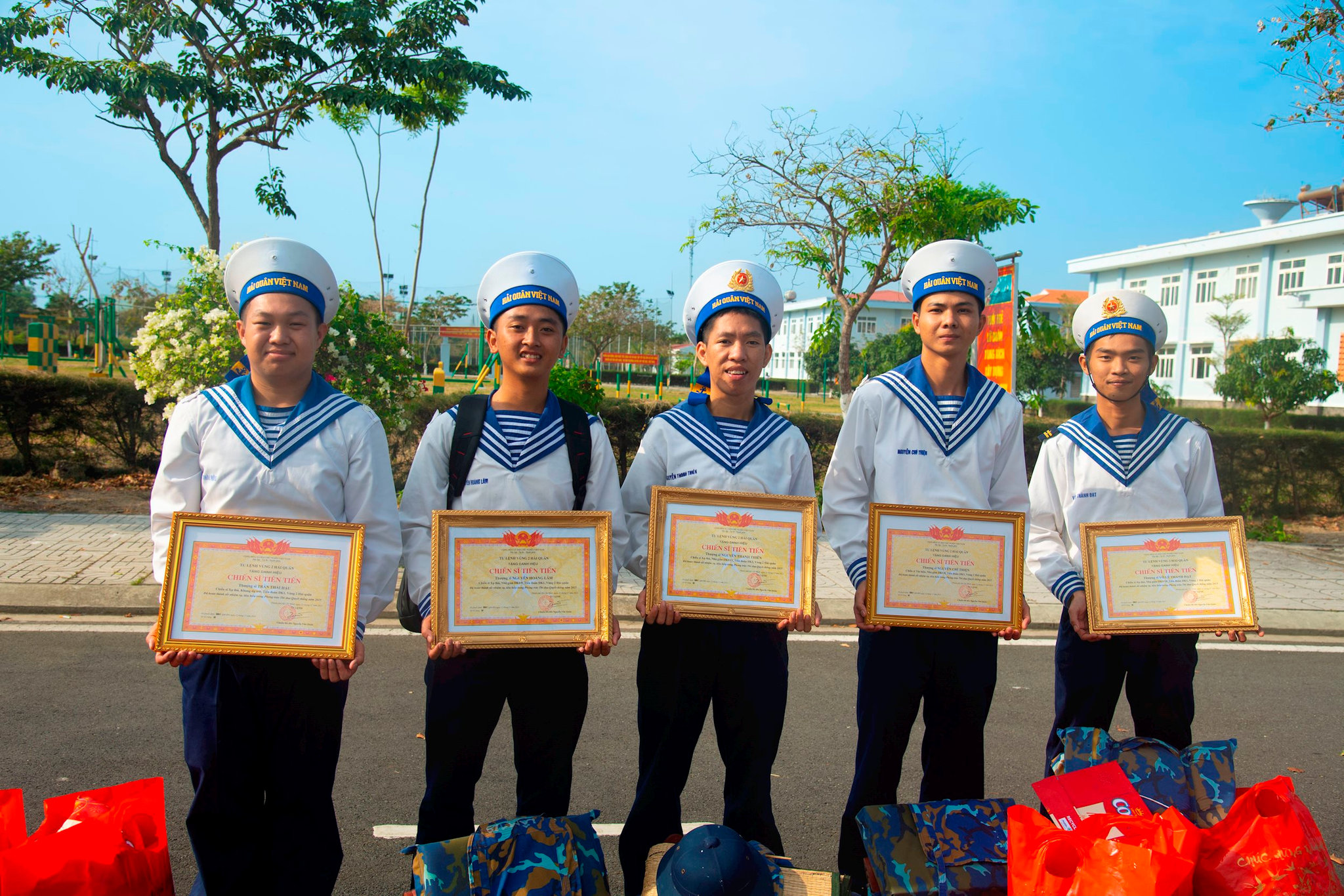 9.-nhung-chien-si-dk1-tu-hao-voi-nhung-phan-thuong-tro-ve-voi-gia-dinh.jpg