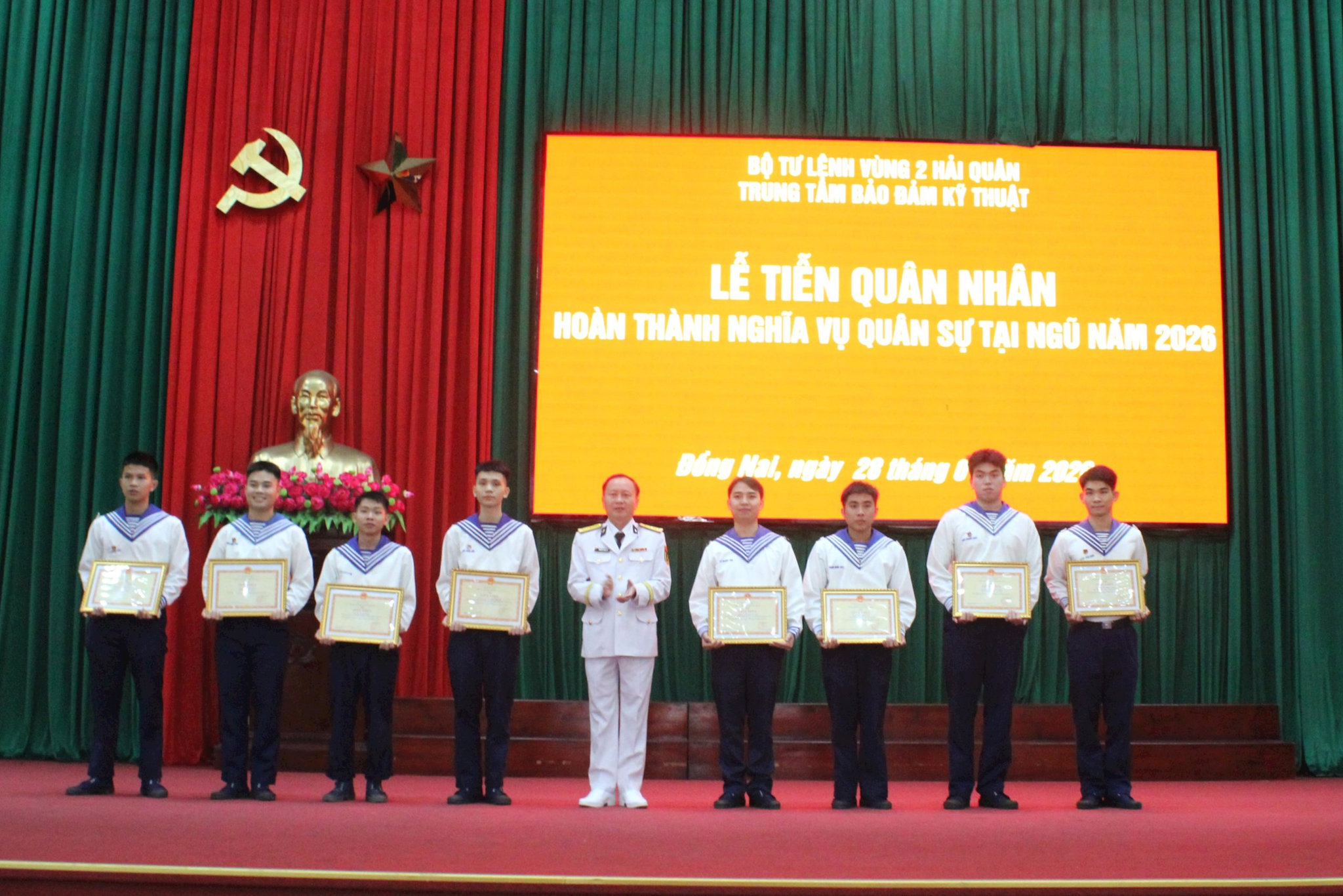 anh-2.-thuong-ta-nguyen-hung-vy-pho-chinh-uy-trung-tam-trao-giay-khen-cho-cac-quan-nhan.jpg