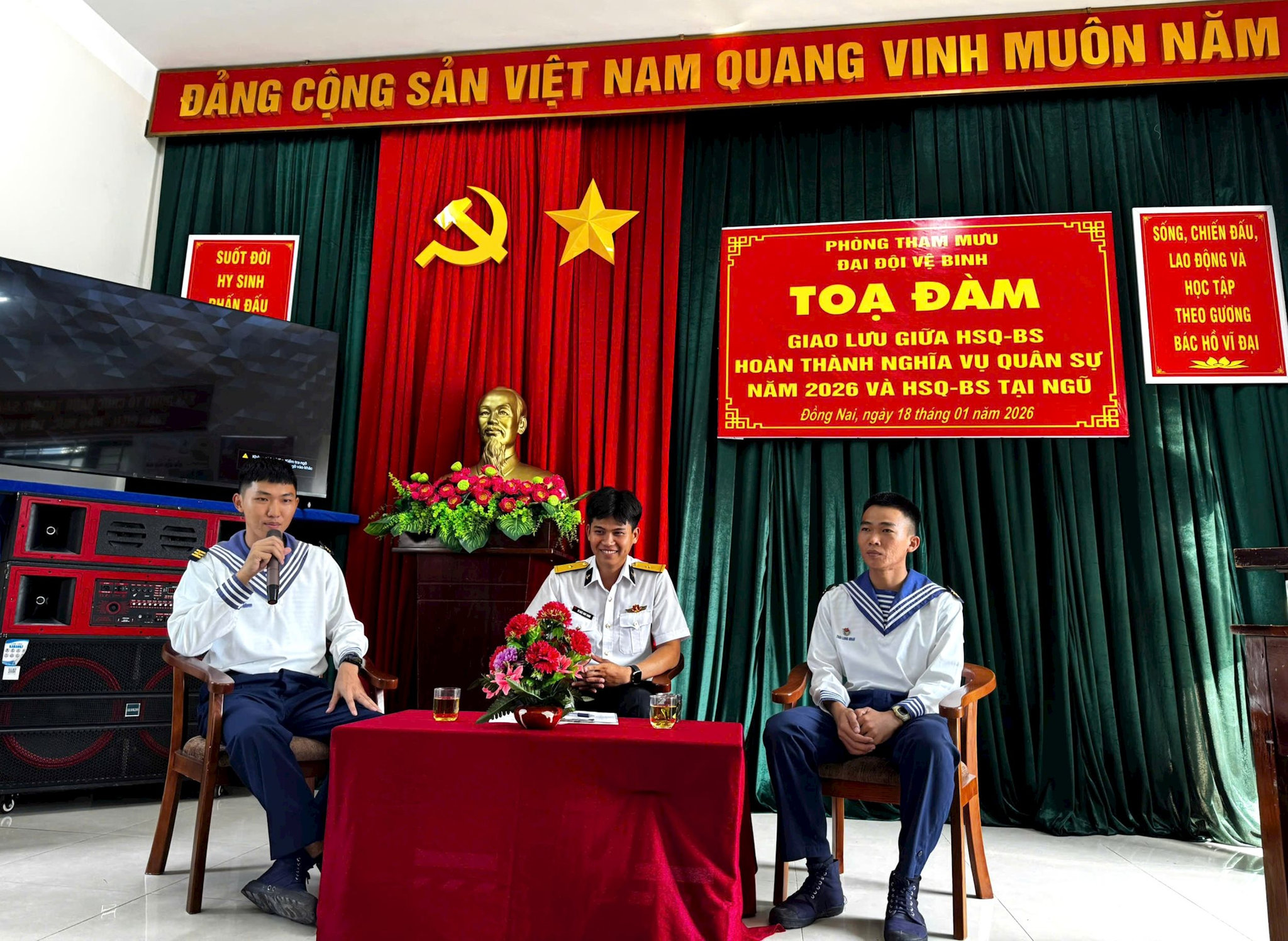 anh-3.to-chuc-toa-dam-giao-luu-giua-chien-si-moi-va-chien-si-xuat-ngu.jpg