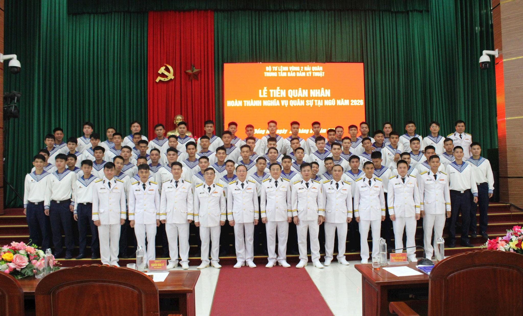 anh-6.-thu-truong-trung-tam-va-can-bo-chien-si-chup-anh-luu-niem.jpg