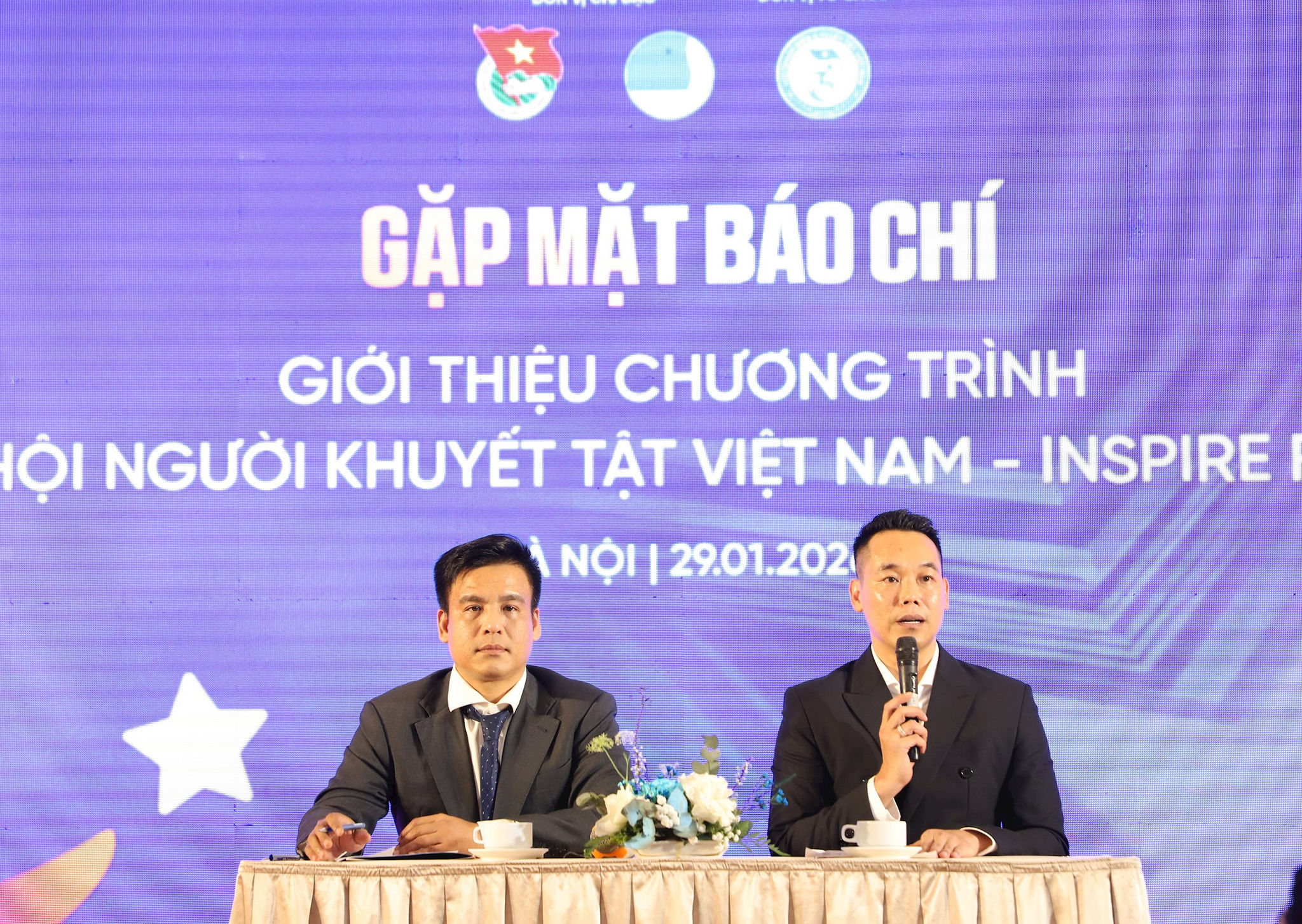 nguoikhuyettat4.jpg