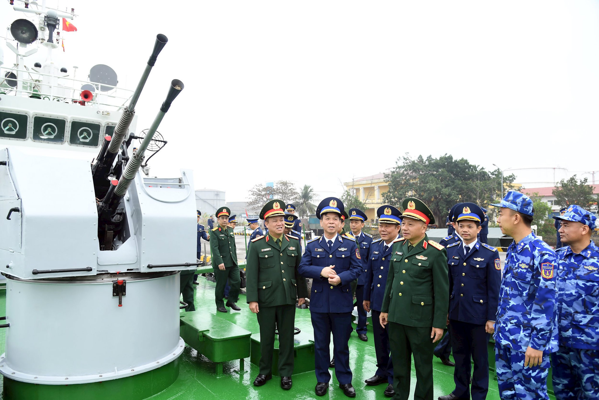 thuong-tuong-le-quang-minh-kiem-tra-cong-tac-sscd-tai-cac-tau-thuoc-hai-doi-112-hai-doan-11.jpg