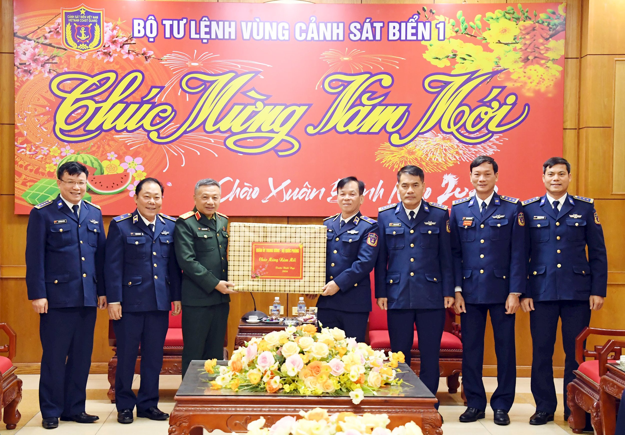 thuong-tuong-le-quang-minh-trao-tang-qua-tet-cua-quan-uy-trung-uong-bo-quoc-phong-cho-vung-canh-sat-bien-1.jpg