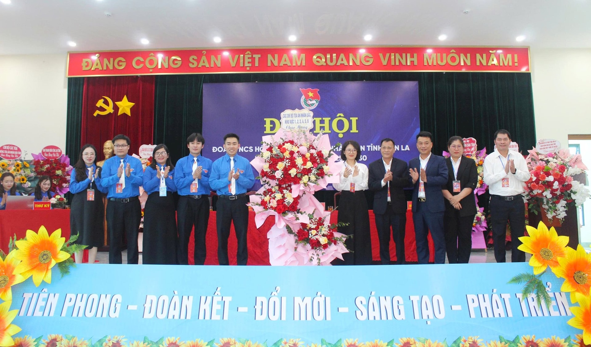 dai-dien-lanh-dao-cac-don-vi-tang-hoa-chuc-mung-thanh-cong-dai-hoi.jpg
