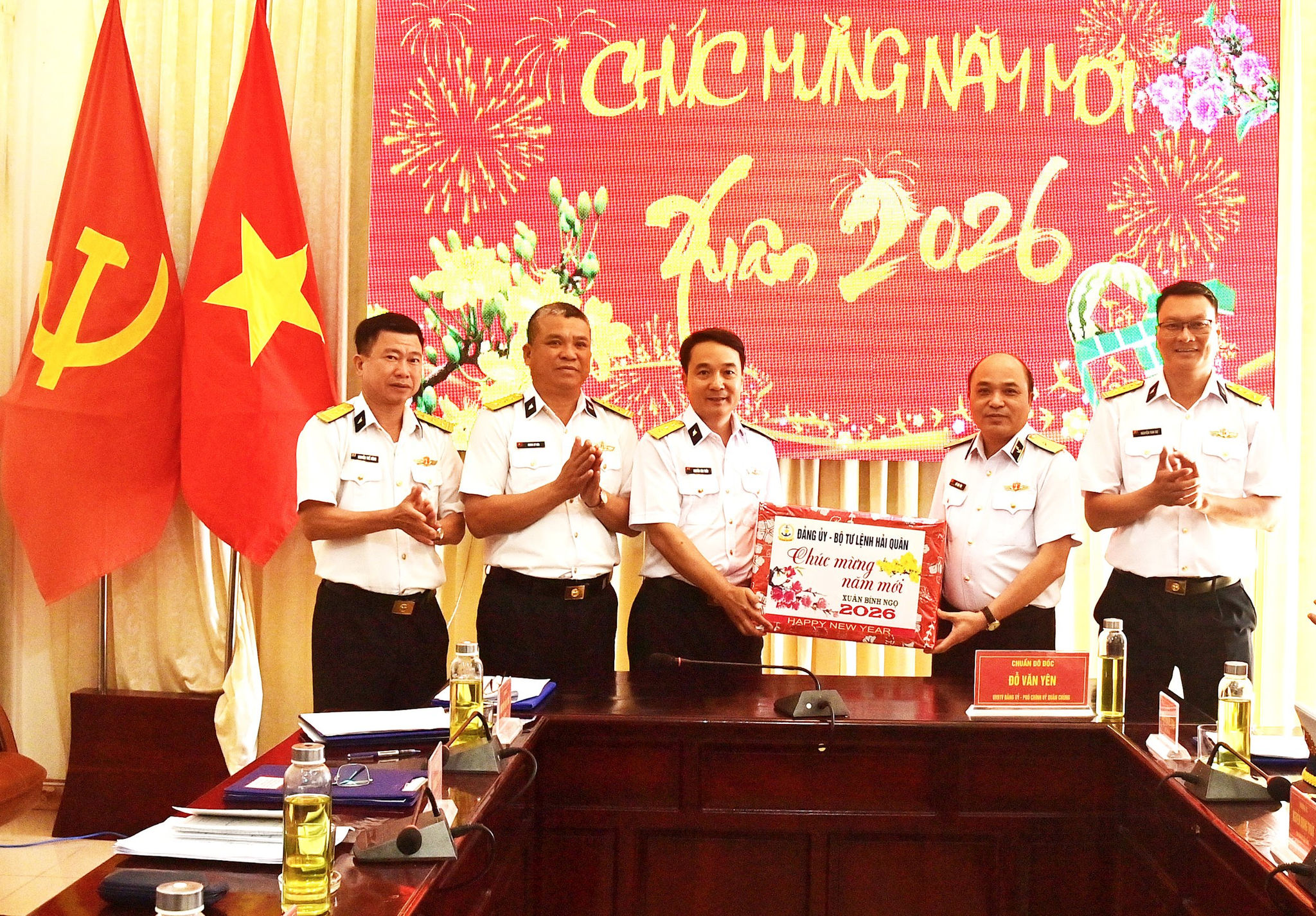 3.-dong-chi-pho-chinh-uy-hai-quan-tang-qua-cho-can-bo-chien-si-lu-doan-681.jpg