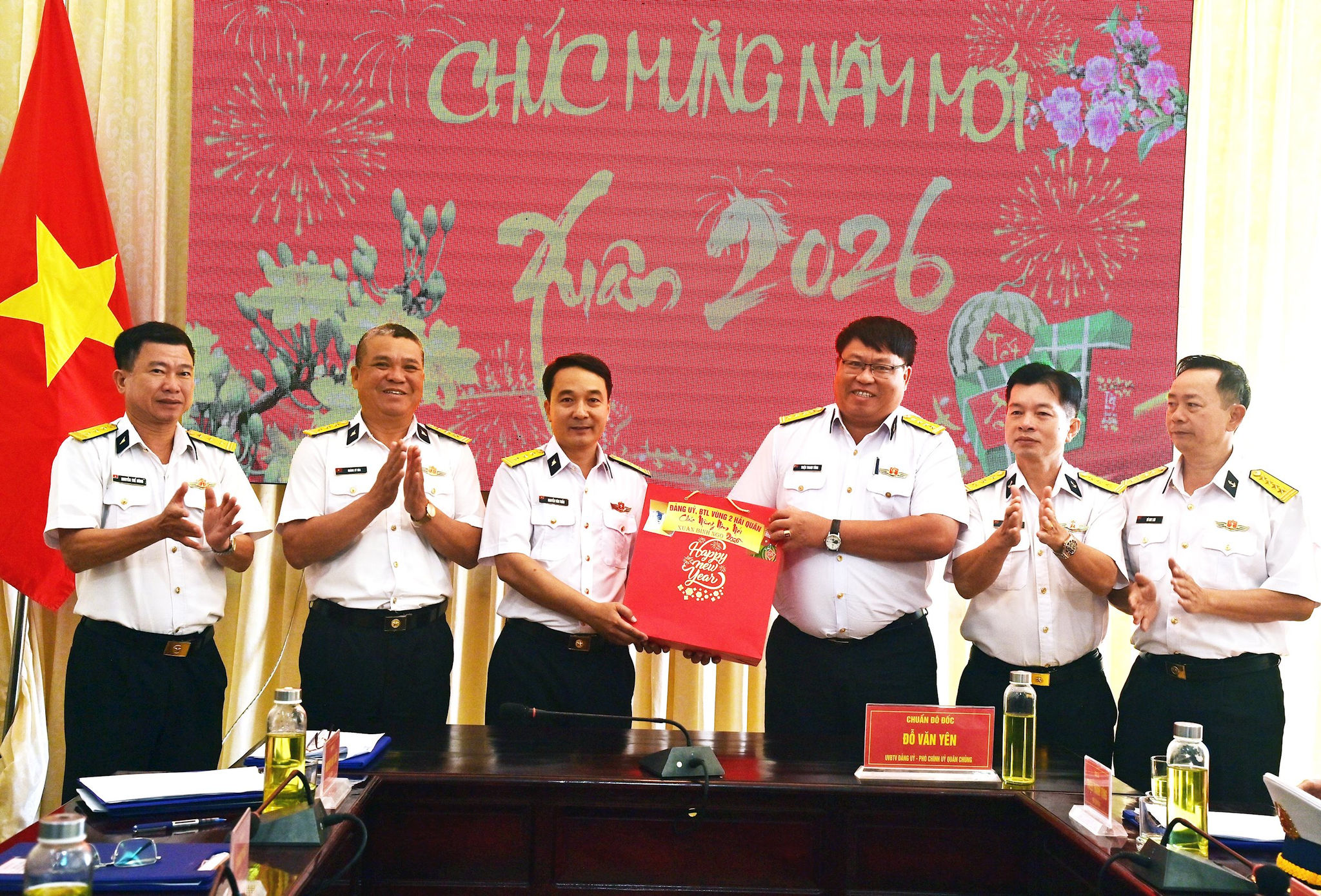 4.-dai-ta-trieu-thanh-tung-trao-qua-cua-bo-tu-lenh-vung-2-hai-quan-cho-lu-doan-681.jpg