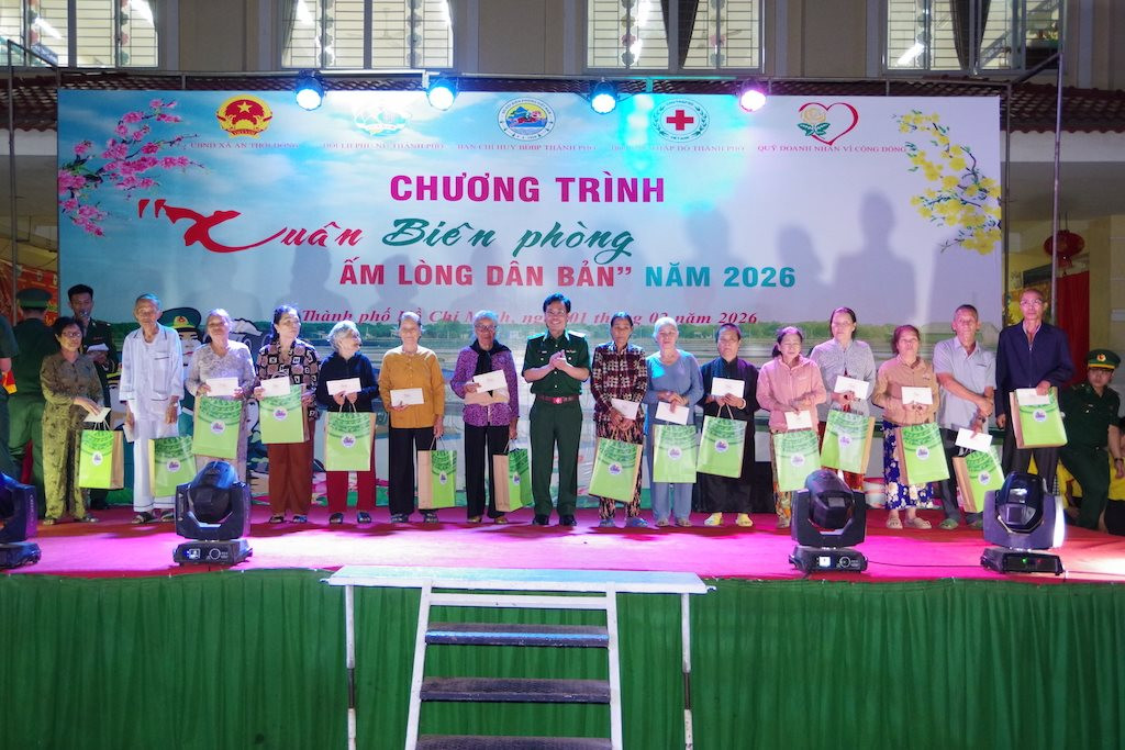 7.-thieu-tuong-vu-quoc-an-tang-qua-tet-cua-btl.jpg