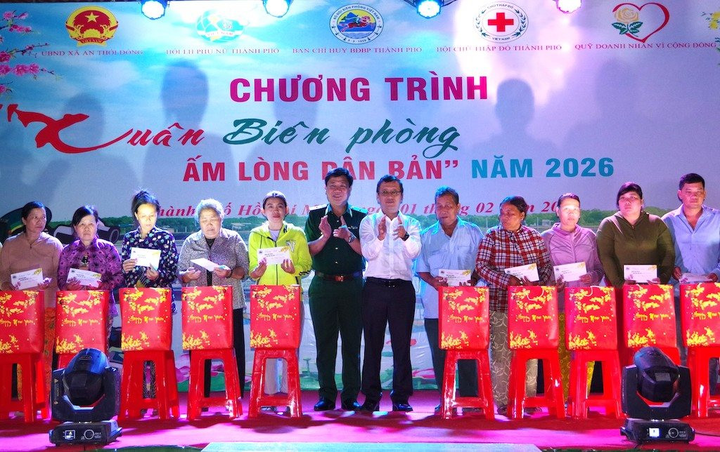9.-thieu-tuong-tran-thanh-duc-tang-qua-tet.jpg