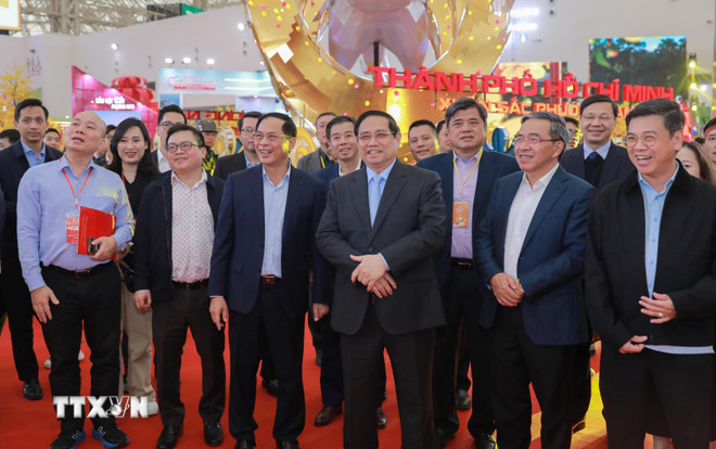 Thủ tướng Chính phủ đánh giá cao công tác chuẩn bị hội chợ. (Ảnh: Phan Phương/TTXVN) ttxvn-thu-tuong-pham-minh-chinh-du-tong-duyet-chuong-trinh-khai-mac-hoi-cho-mua-xuan-lan-thu-nhat9.jpg