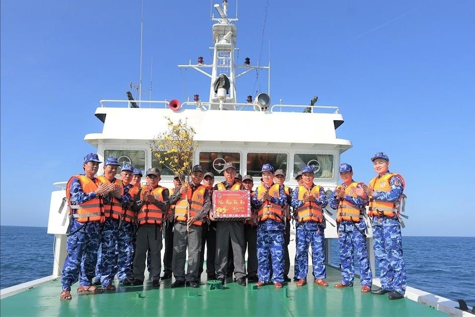 doan-cong-tac-tham-tang-qua-can-bo-chien-si-tau-kn-373.(1).jpg