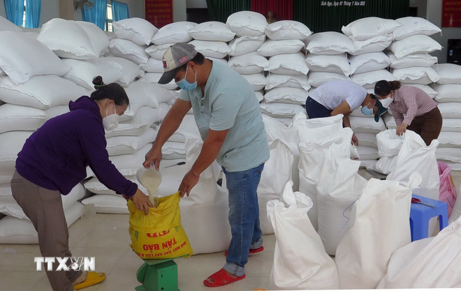 Tổ chức xuất, cấp gạo cho người dân gặp khó khăn tại Phú Yên, Đắk Lắk. (Ảnh: Xuân Triệu/TTXVN) ttxvn-xuat-cap-gao.jpg