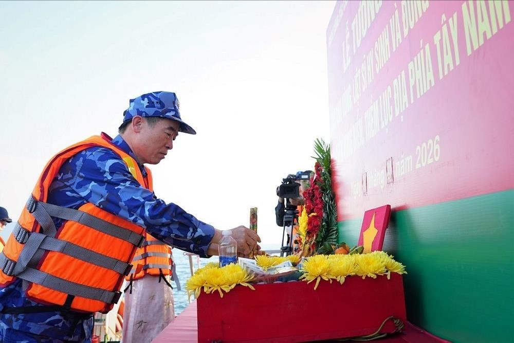 trung-tuong-bui-quoc-oai-dang-huong-tuong-niem-cac-anh-hung-liet-si-da-hy-sinh-va-dong-bao-tu-nan-tren-vung-bien-tay-nam.(1).jpg