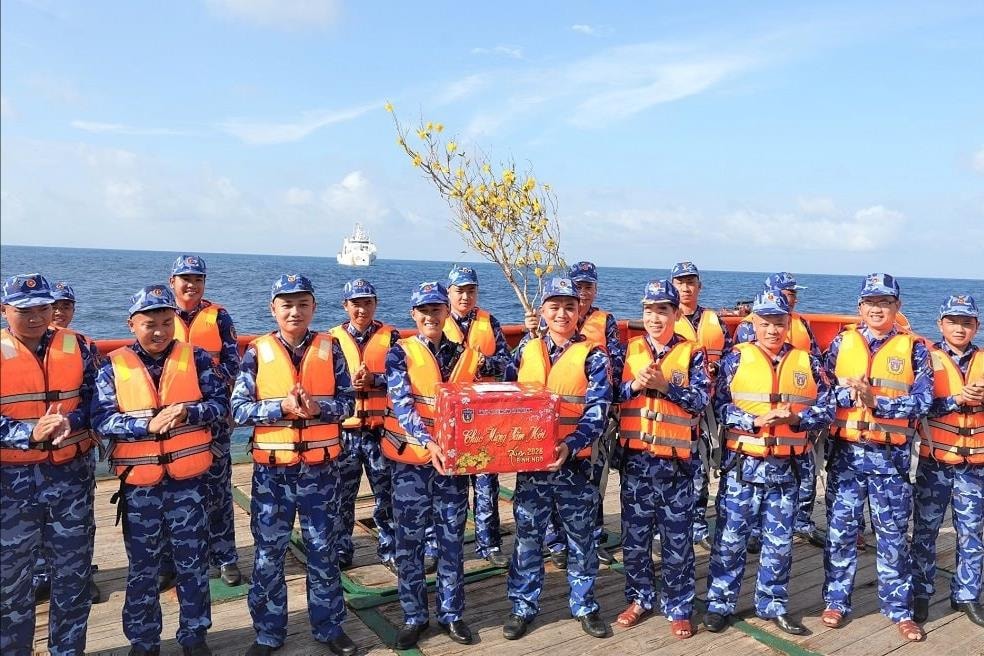 trung-tuong-bui-quoc-oai-tham-tang-qua-can-bo-chien-si-tau-csb-9003.(1).jpg