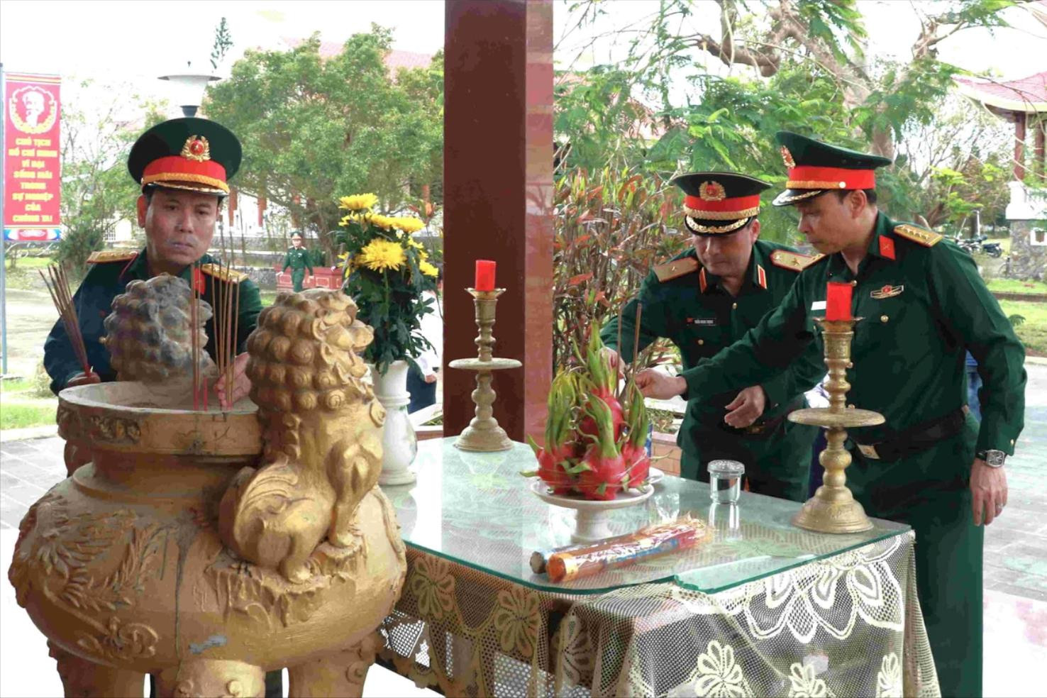 cac-dai-bieu-thap-huong-tai-nghia-trang-liet-si-nam-phuoc(1).jpg