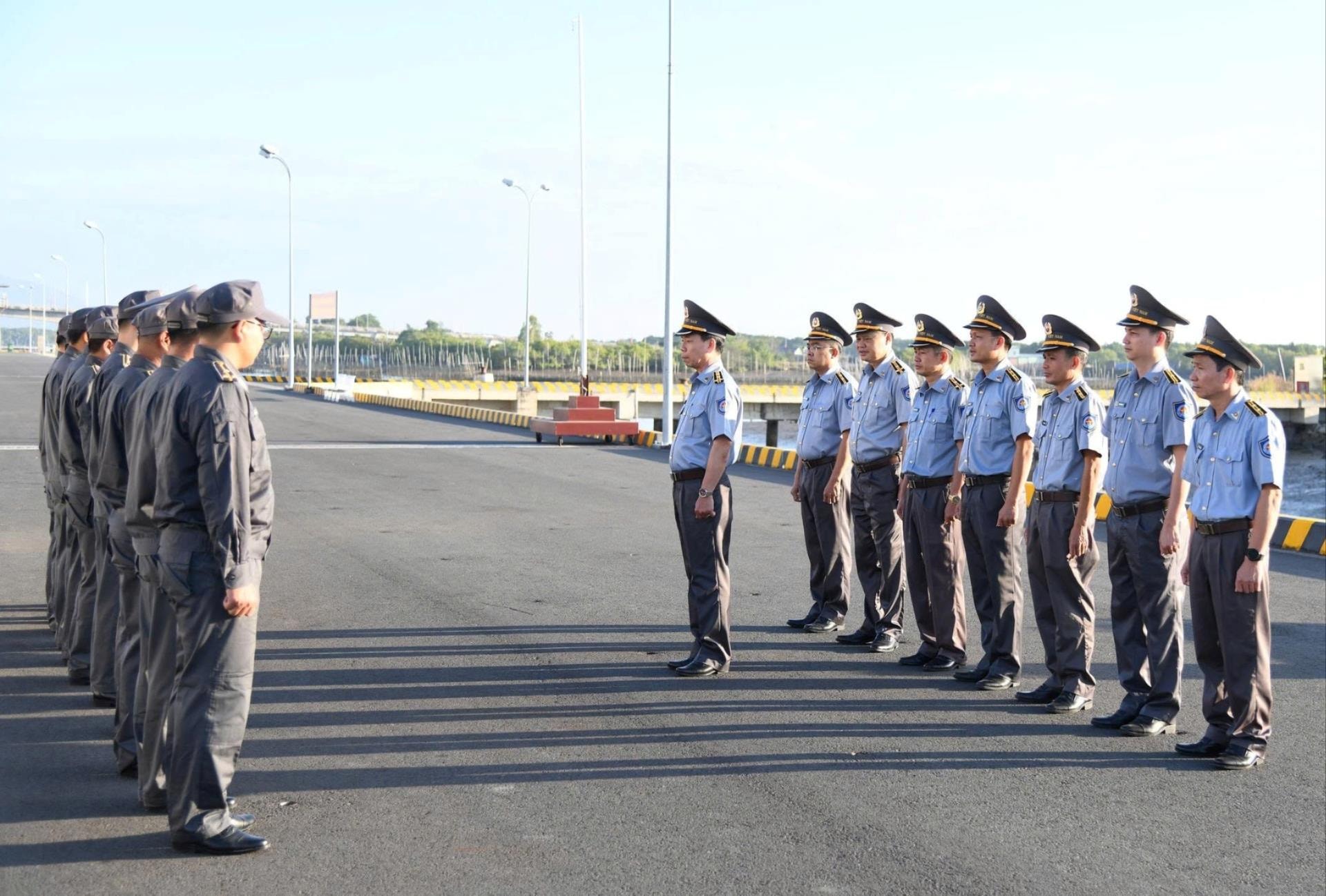 lanh-dao-chi-doi-kiem-ngu-so-2-giao-nhiem-vu-cho-can-bo-nhan-vien-tau-kn-270-truoc-gio-len-duong-thuc-hien-nhiem-vu-tren-bien-1-(1).jpg