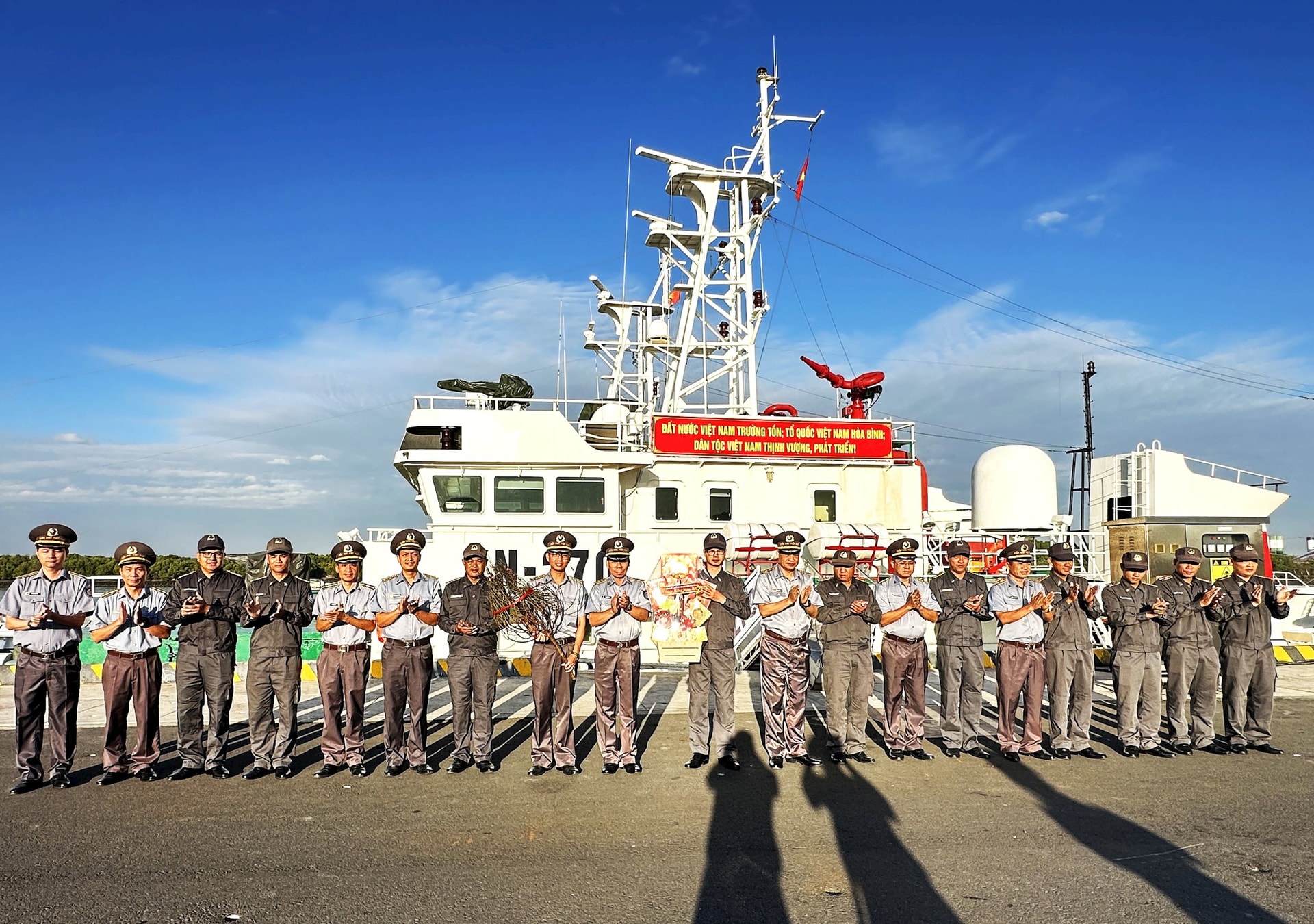 lanh-dao-chi-doi-kiem-ngu-so-2-tang-qua-tet-dong-vien-can-bo-nhan-vien-tau-kn-270-truoc-gio-len-duong-thuc-hien-nhiem-vu.jpg