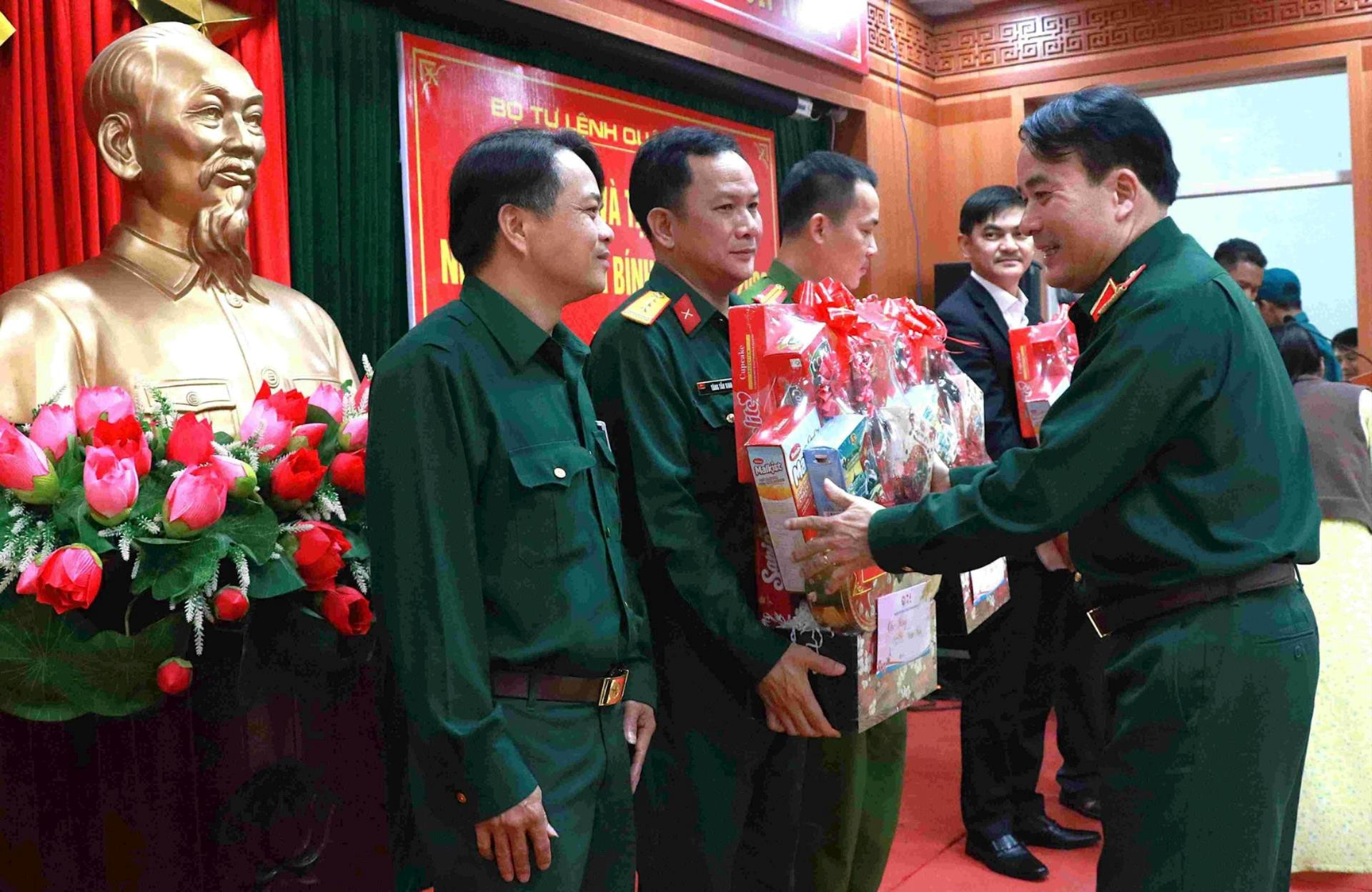 thieu-tuong-tran-minh-trong-tang-qua-chinh-quyen-va-llvt-dia-phuong(1).jpg