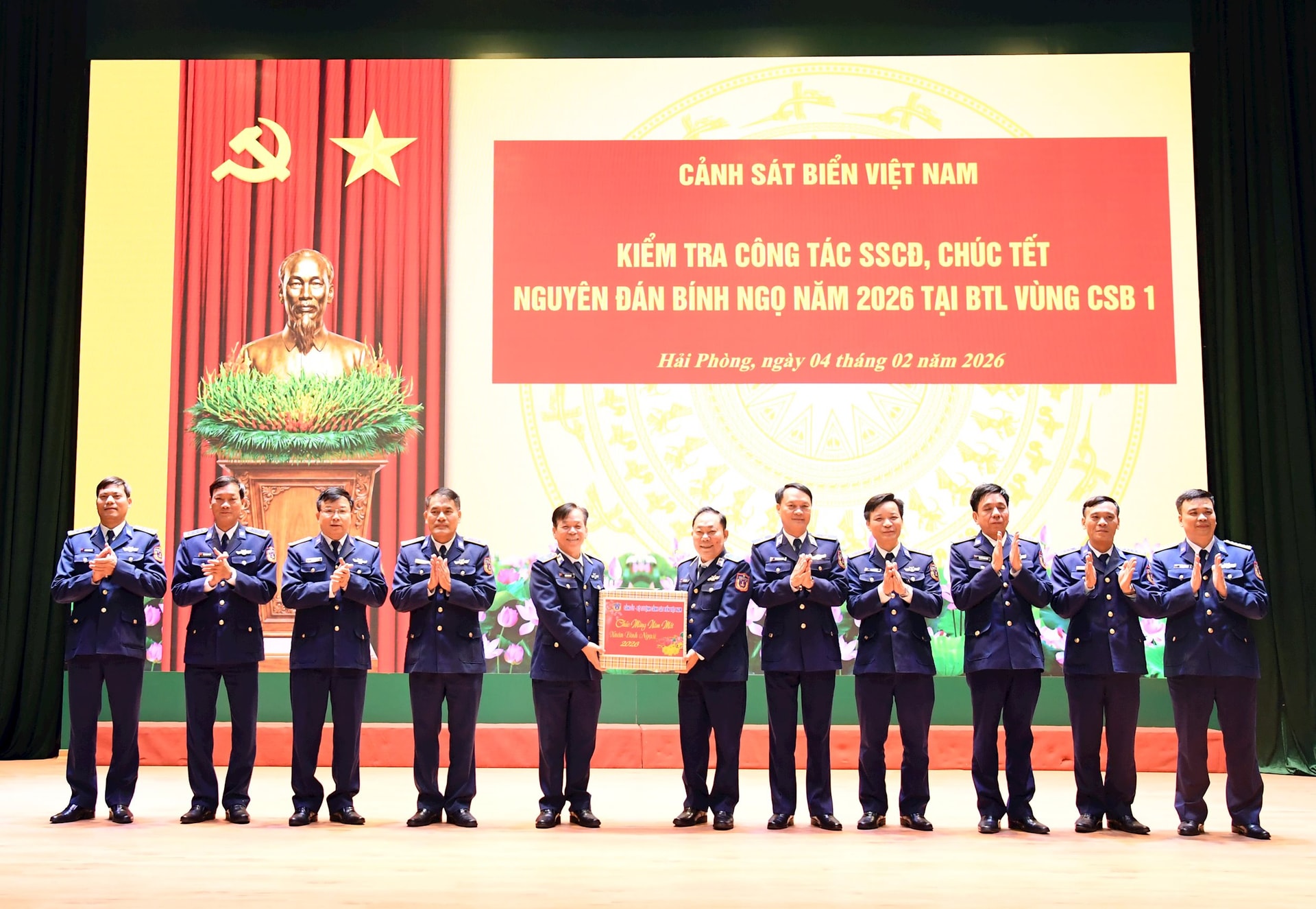 thu-truong-canh-sat-bien-viet-nam-tang-qua-tet-cho-can-bo-chien-si-btl-vung-canh-sat-bien-1.jpg