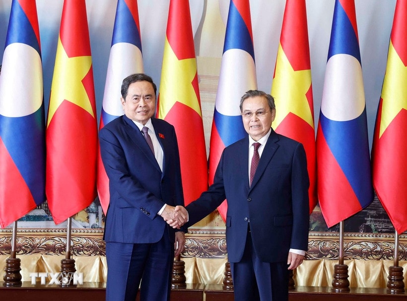Chủ tịch Quốc hội Trần Thanh Mẫn gặp Chủ tịch Quốc hội Lào Saysomphone Phomvihane. (Ảnh: Thống Nhất/TTXVN)