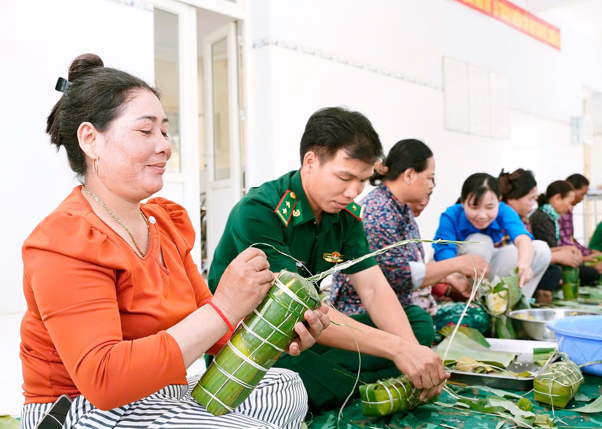 nhung-chiec-banh-chung-duoc-goi-ghem-bang-tinh-than-trach-nhiem-bang-nghia-tinh-dong-doi-va-tinh-cam-quan-dan-sau-nang.jpg