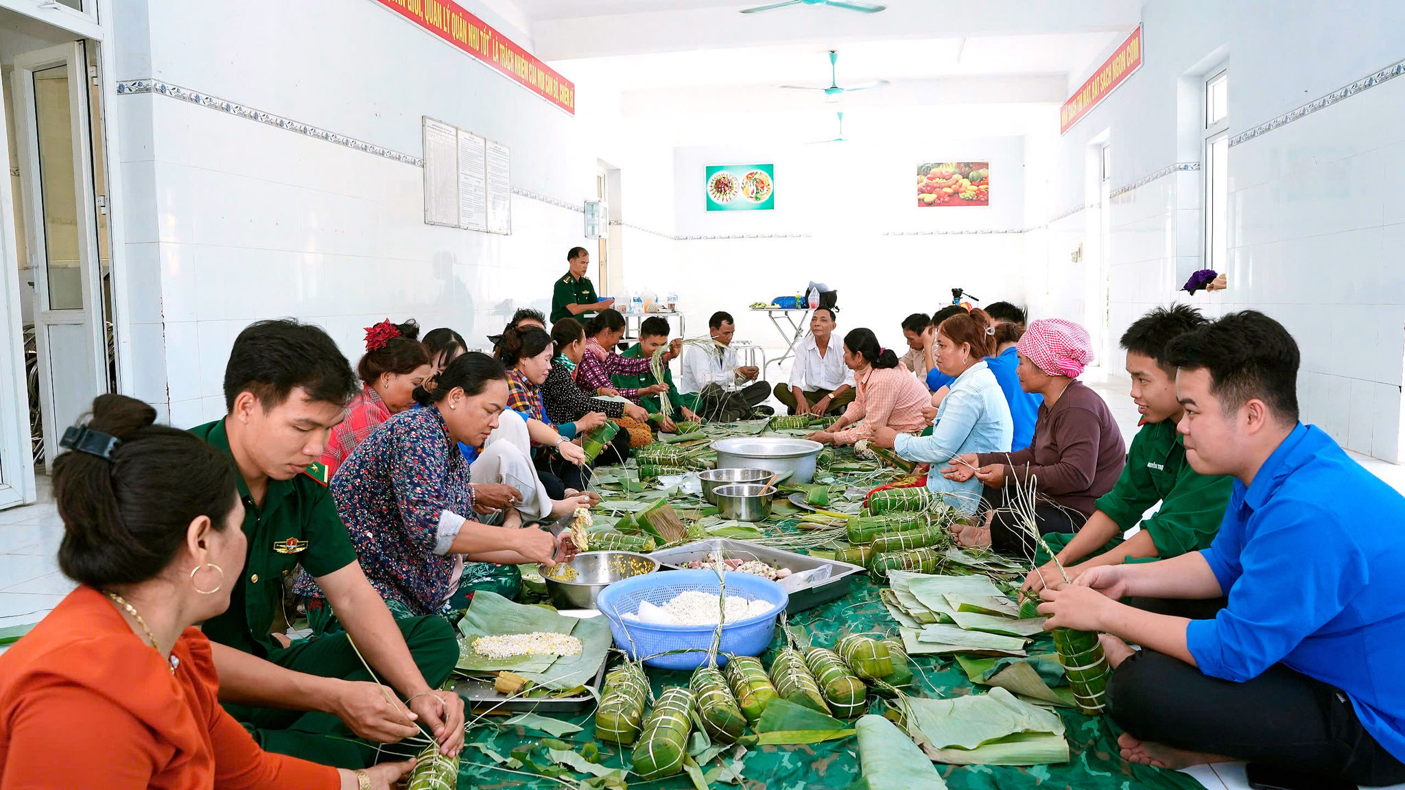 phong-trao-_banh-chung-ngay-tet_-thu-hut-su-tham-gia-dong-dao-cua-ba-con-nhan-dan-khu-vuc-bien-gioi-cung-doan-vien-thanh-nien-dia-phuong..jpg