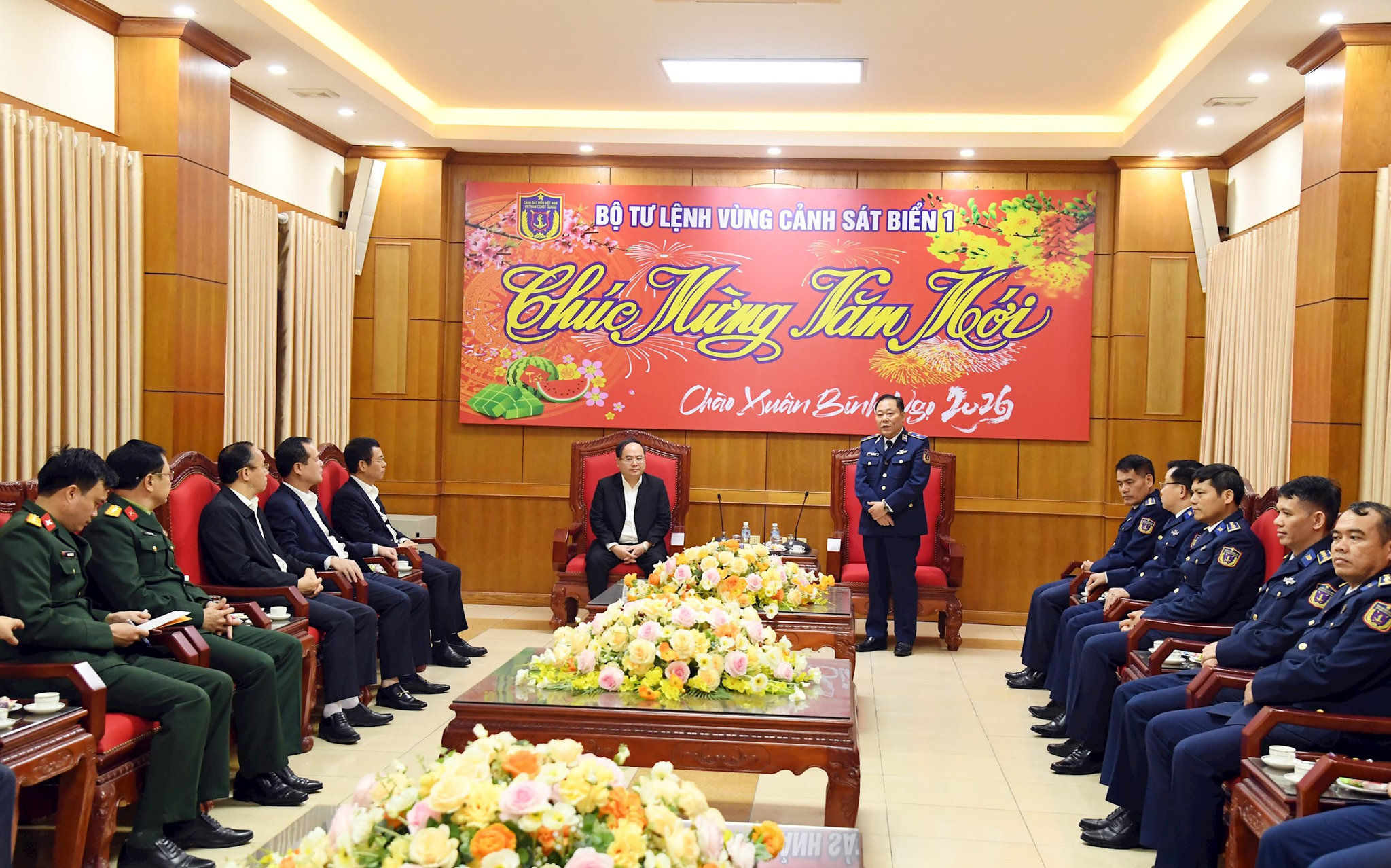 thieu-tuong-tran-van-hau-bao-cao-voi-dong-chi-quang-minh-cuong-va-doan-cong-tac.jpg