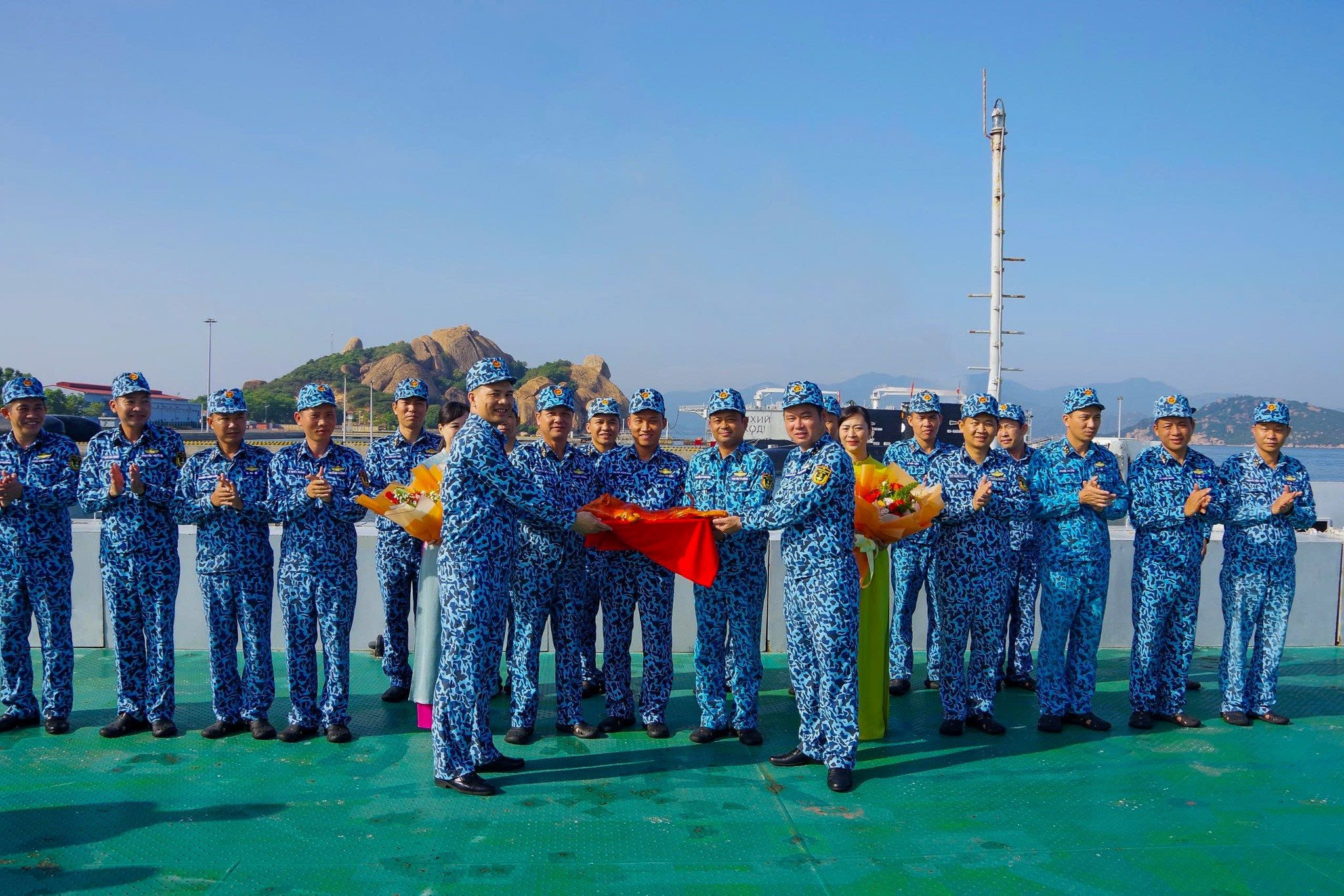 thu-truong-lu-doan-chuc-mung-tau-186-hoan-thanh-xuat-sac-nhiem-vu-di-bien-1770264815.jpg