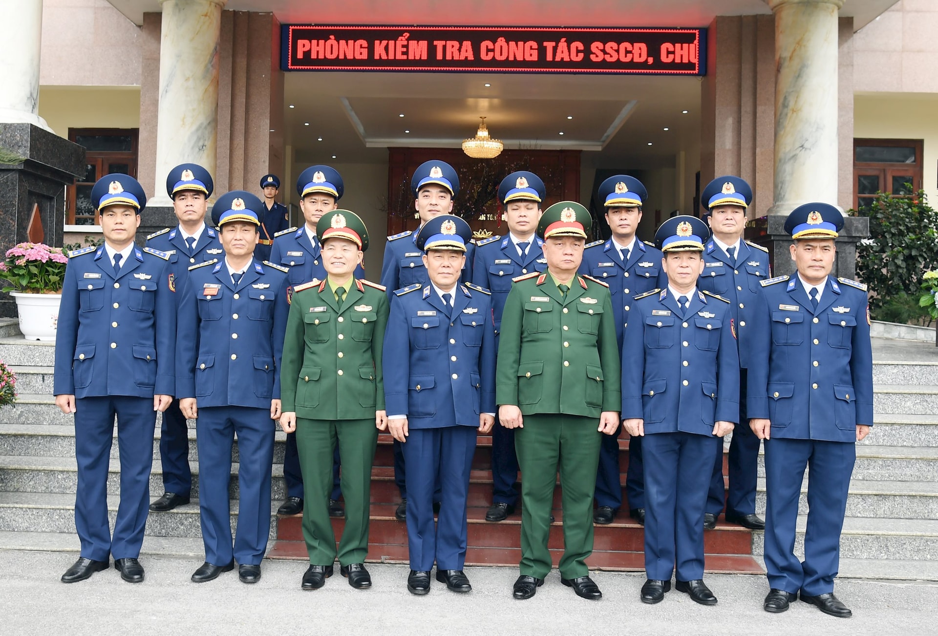 thuong-tuong-nguyen-quang-ngoc-chup-anh-luu-niem-voi-thu-truong-btl-vung-canh-sat-bien-1.jpg
