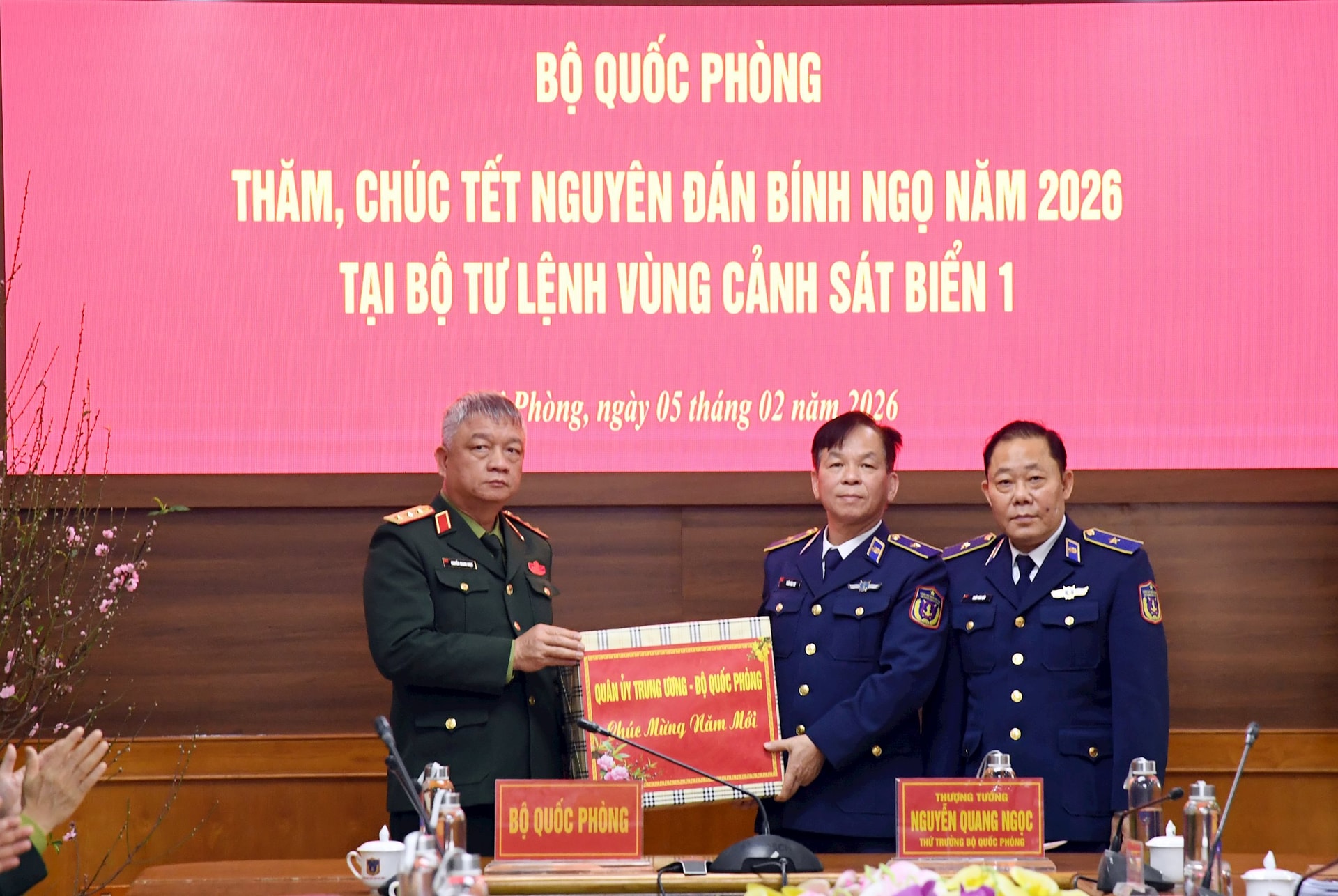 thuong-tuong-nguyen-quang-ngoc-tang-qua-tet-cho-btl-vung-canh-sat-bien-1.jpg