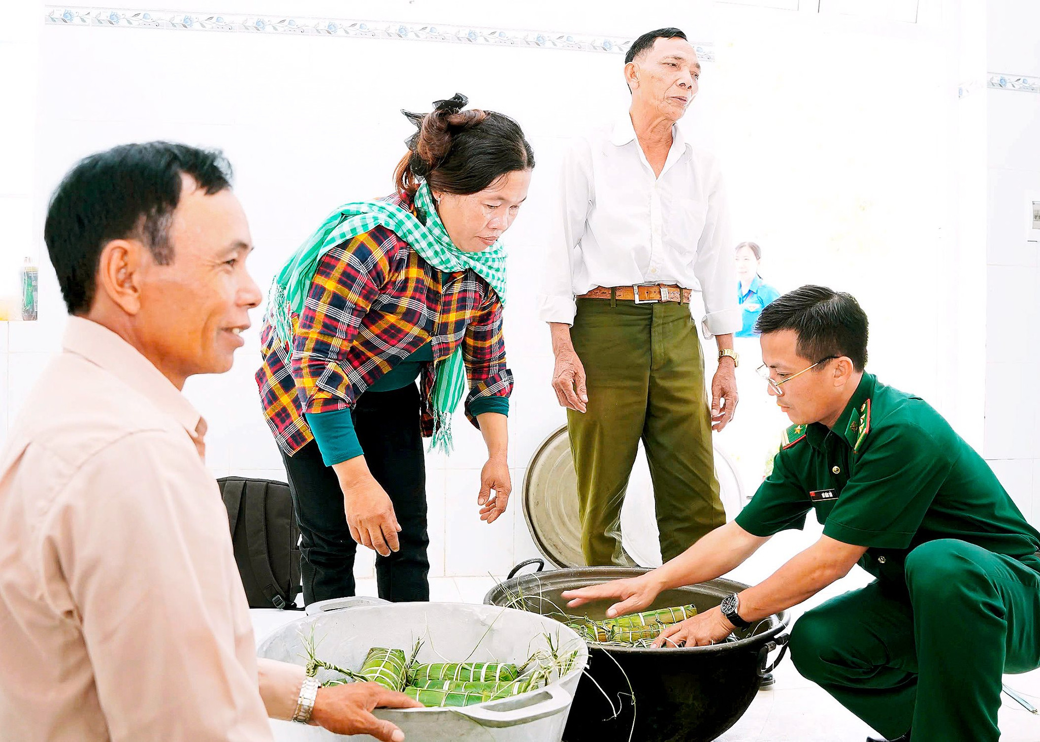 trung-ta-vu-van-toi-chinh-tri-vien-don-bien-phong-tong-le-chan-sap-banh-vao-noi-chuan-bi-nau.jpg