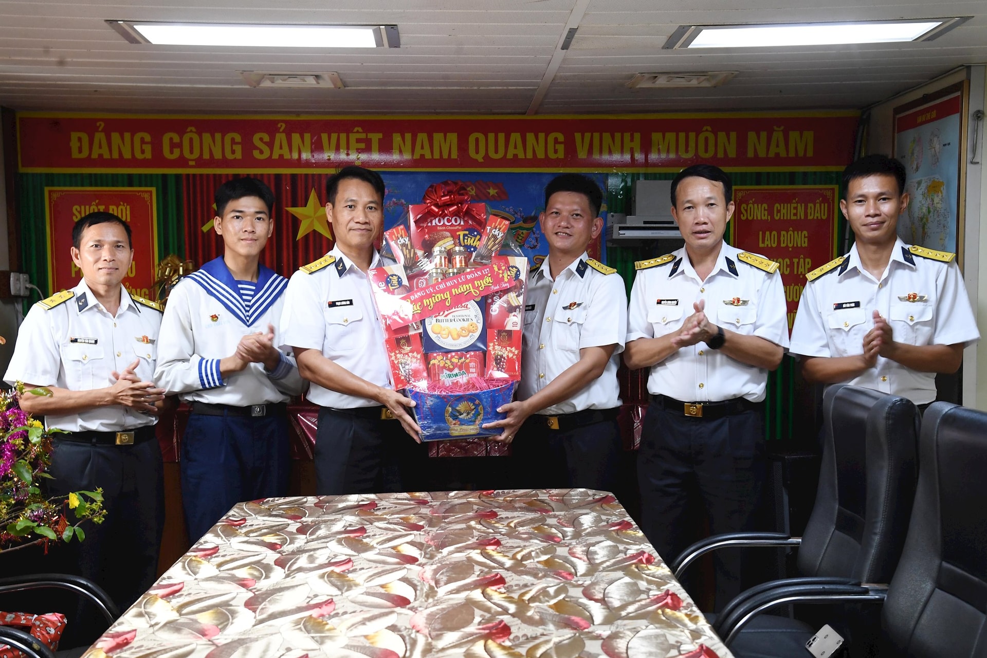 2.-chi-huy-lu-doan-127-tang-qua-can-bo-chien-si-tau-924.jpg