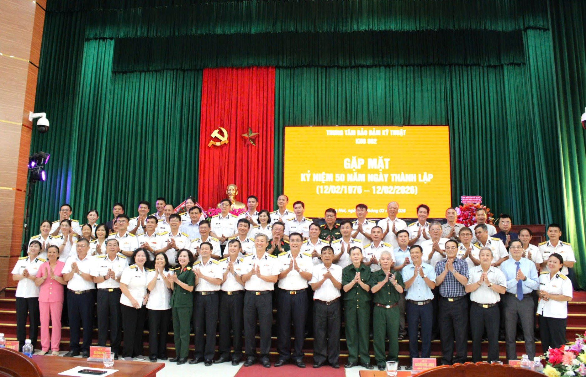 anh-5-cac-dai-bieu-chup-anh-luu-niem.jpg