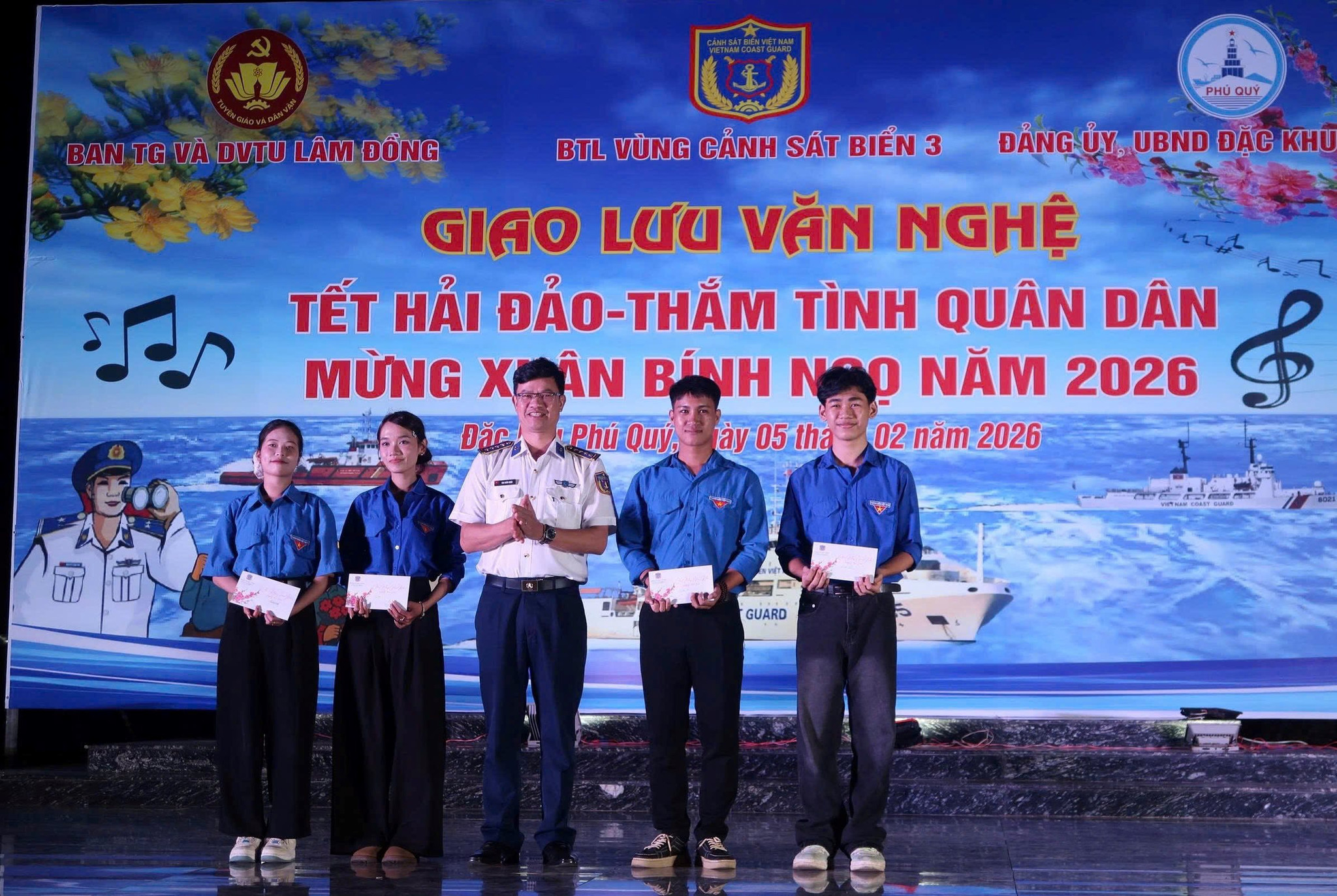 dai-ta-cao-xuan-quan-pho-chinh-uy-bo-tu-lenh-vung-canh-sat-bienr-3-trao-giai-cho-cac-doi-dath-thanh-tich-tot-trong-hoi-thi-goi-banh-chung-1-.jpg