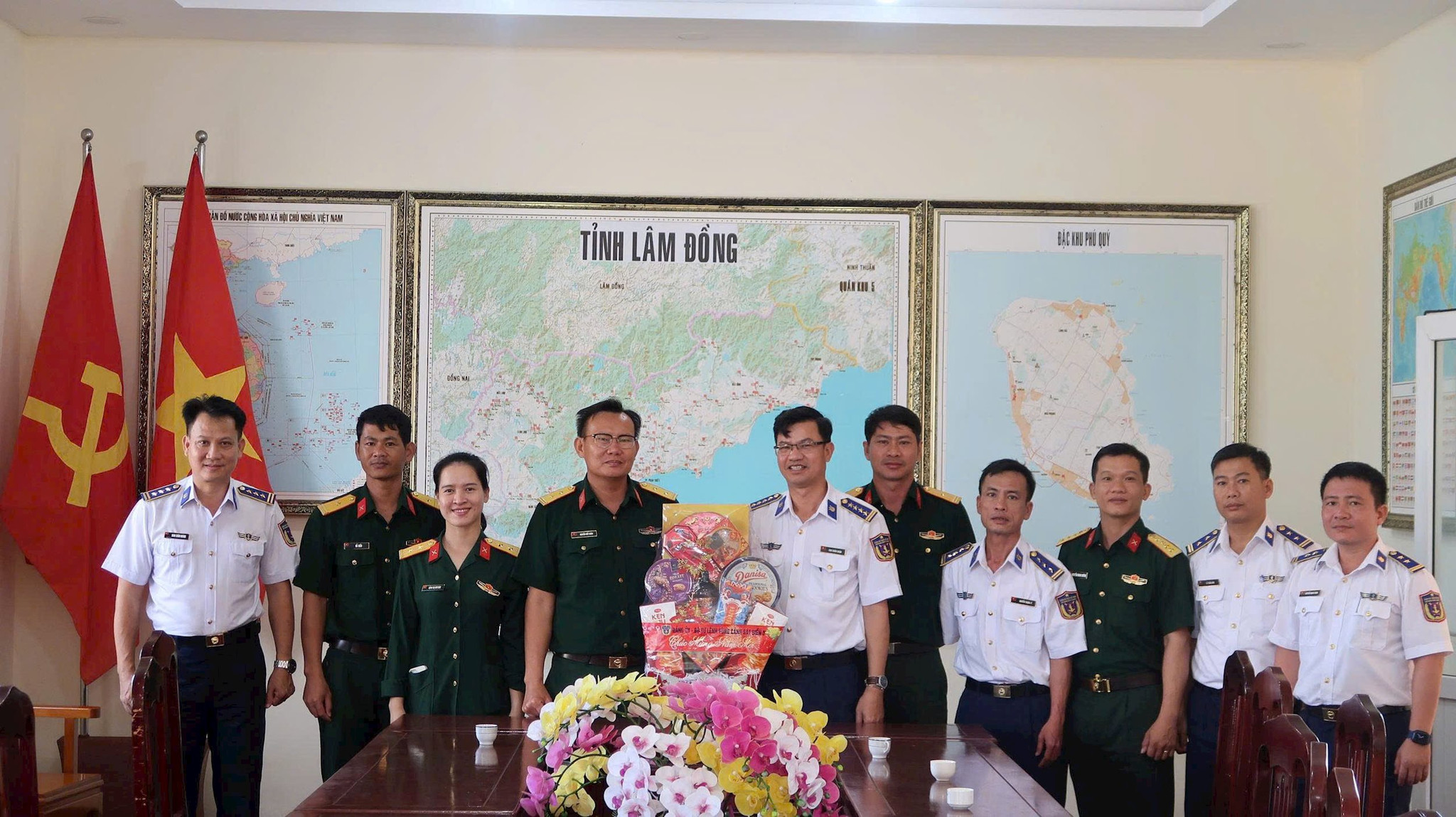 dai-ta-cao-xuan-quan-trao-qua-tang-cac-don-vi-luc-luong-vu-trang-dung-chan-tren-dia-ban-1-.jpg