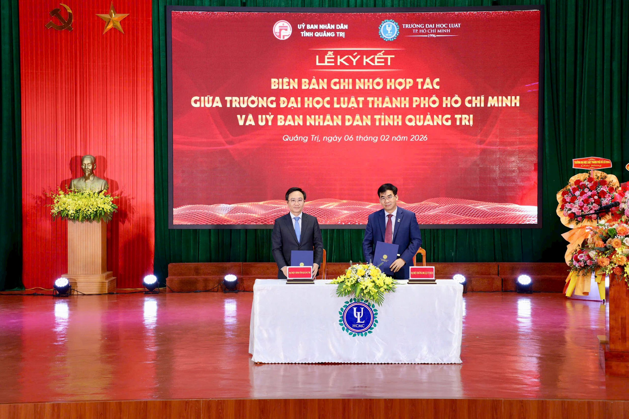 lanh-dao-truong-va-ubnd-tinh-quang-tri-ky-ket-hop-tac.jpg