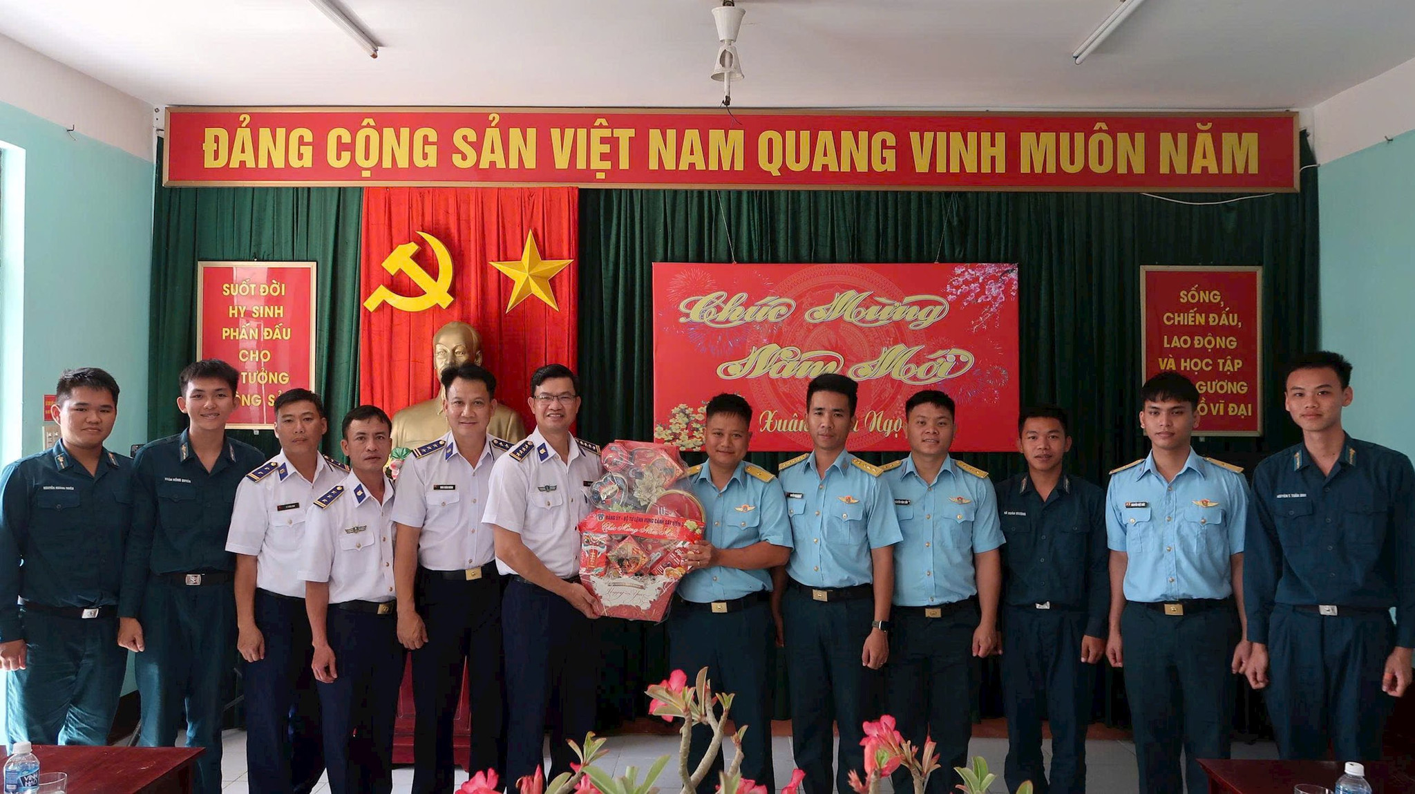 tang-qua-cho-luc-luong-vu-trang-1-.jpg