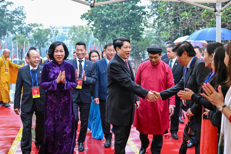 Chủ tịch nước, Phu nhân và bà con kiều bào tiêu biểu. (Ảnh: Thủy Nguyên) z7513351778619-a2fa951d80c26b40f4c49d0ed3b3dfbb.jpg