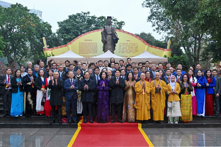 Chủ tịch nước và Phu nhân cùng các đại biểu và bà con kiều bào tại Tượng đài Vua Lý Thái Tổ. (Ảnh: Thủy Nguyên) z7513351778622-1ae73f2854298148116447fbc93fc92d.jpg