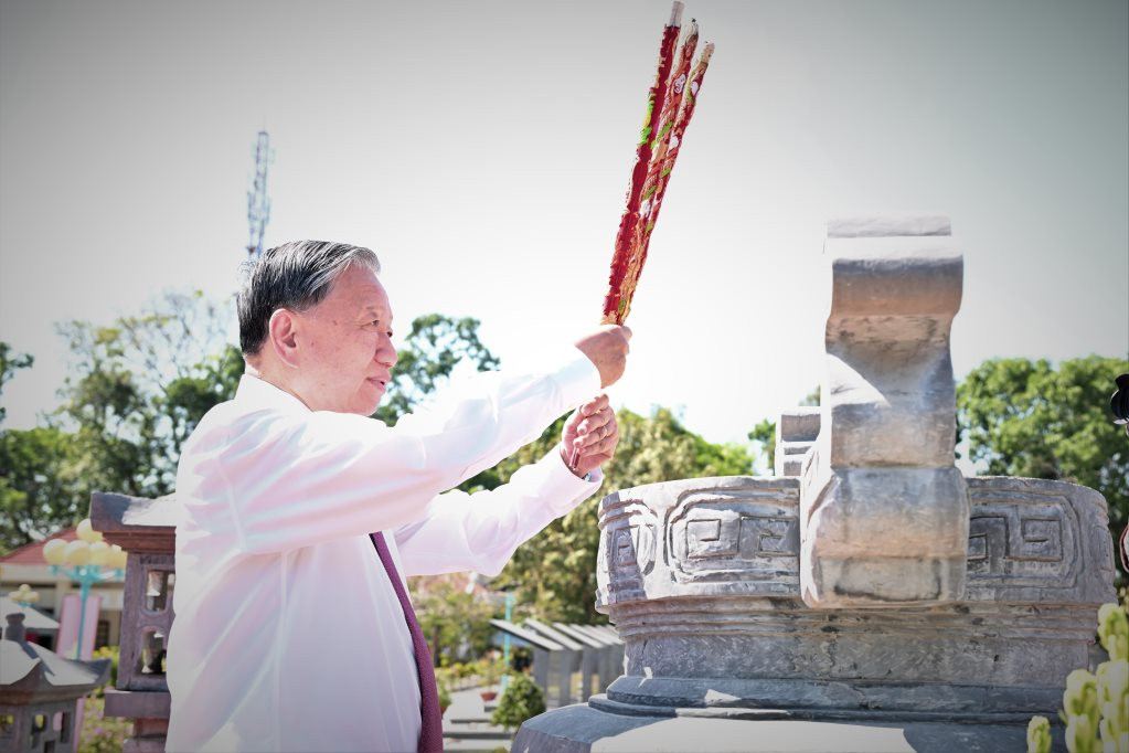1339554_tong_bi_thu_to_lam_dang_huong_tai_dai_tuong_niem_nghia_trang_liet_sy_tra_vo_17145809.jpg