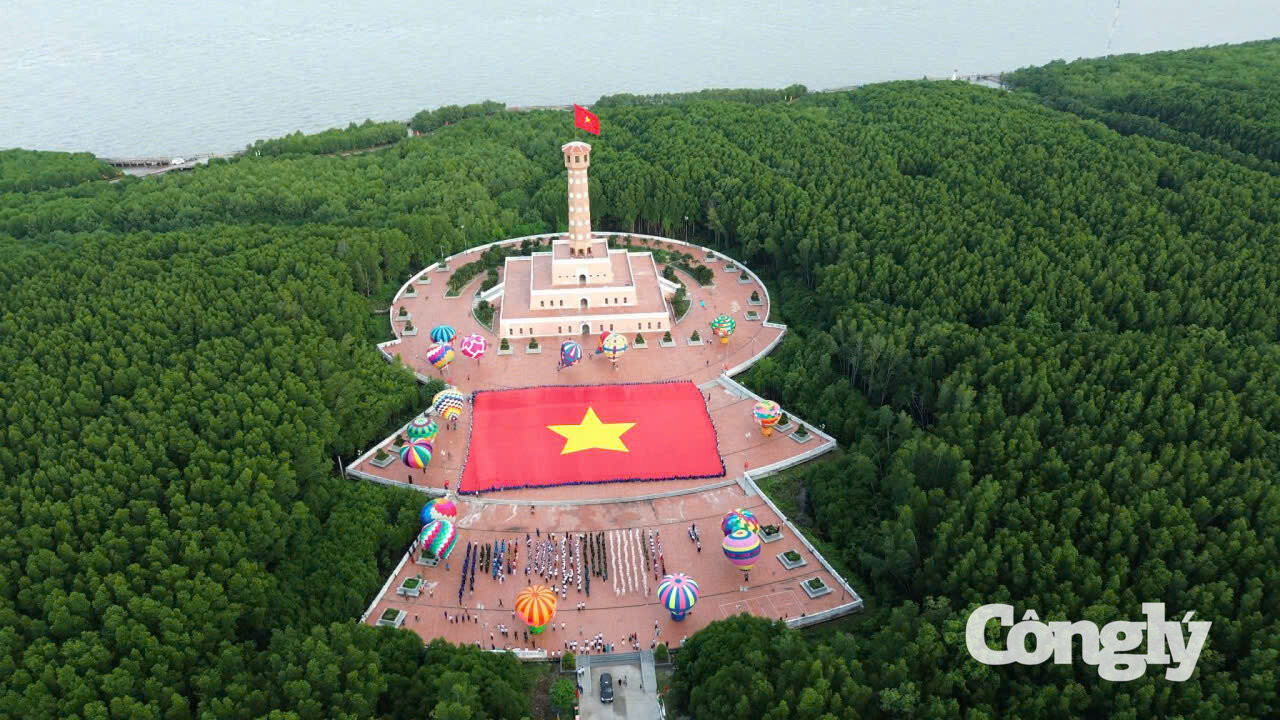 Lá cờ có diện tích 2.025m², dài 60m, rộng 33,75m, trọng lượng khoảng 320kg.