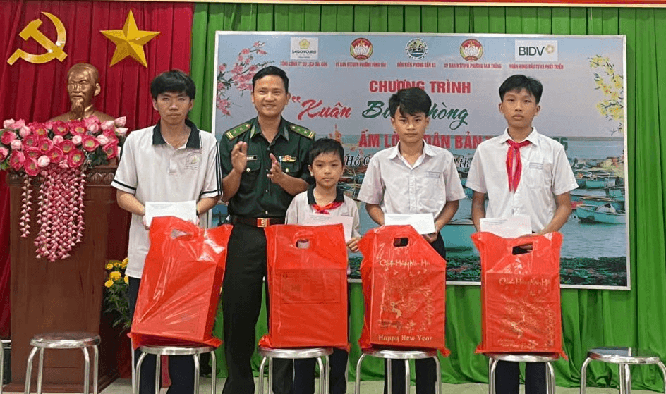 ban-sao-anh-10-don-ben-da-tang-qua-cho-hoc-sinh.png