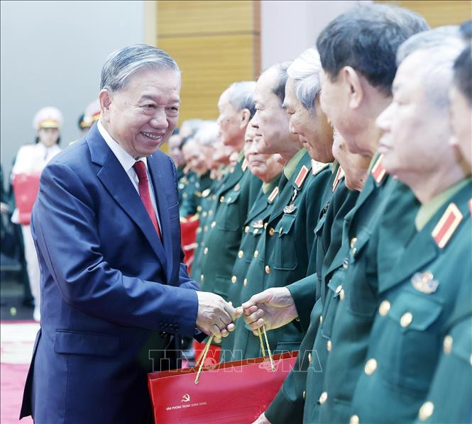 Tổng Bí thư Tô Lâm gặp mặt đại biểu tướng lĩnh quân đội nghỉ hưu, nghỉ công tác- Ảnh 5. Tổng Bí thư Tô Lâm gặp mặt đại biểu tướng lĩnh quân đội nghỉ hưu, nghỉ công tác- Ảnh 5.