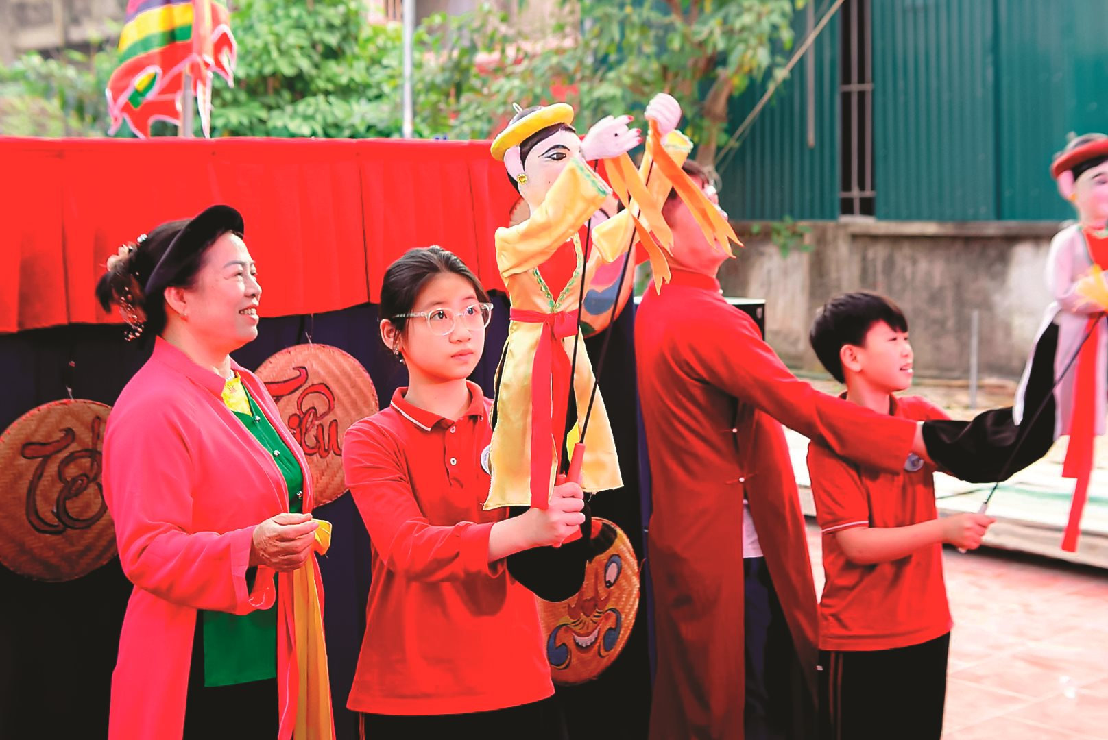 cac-du-khach-nhi-thich-thu-voi-cac-con-roi.jpg